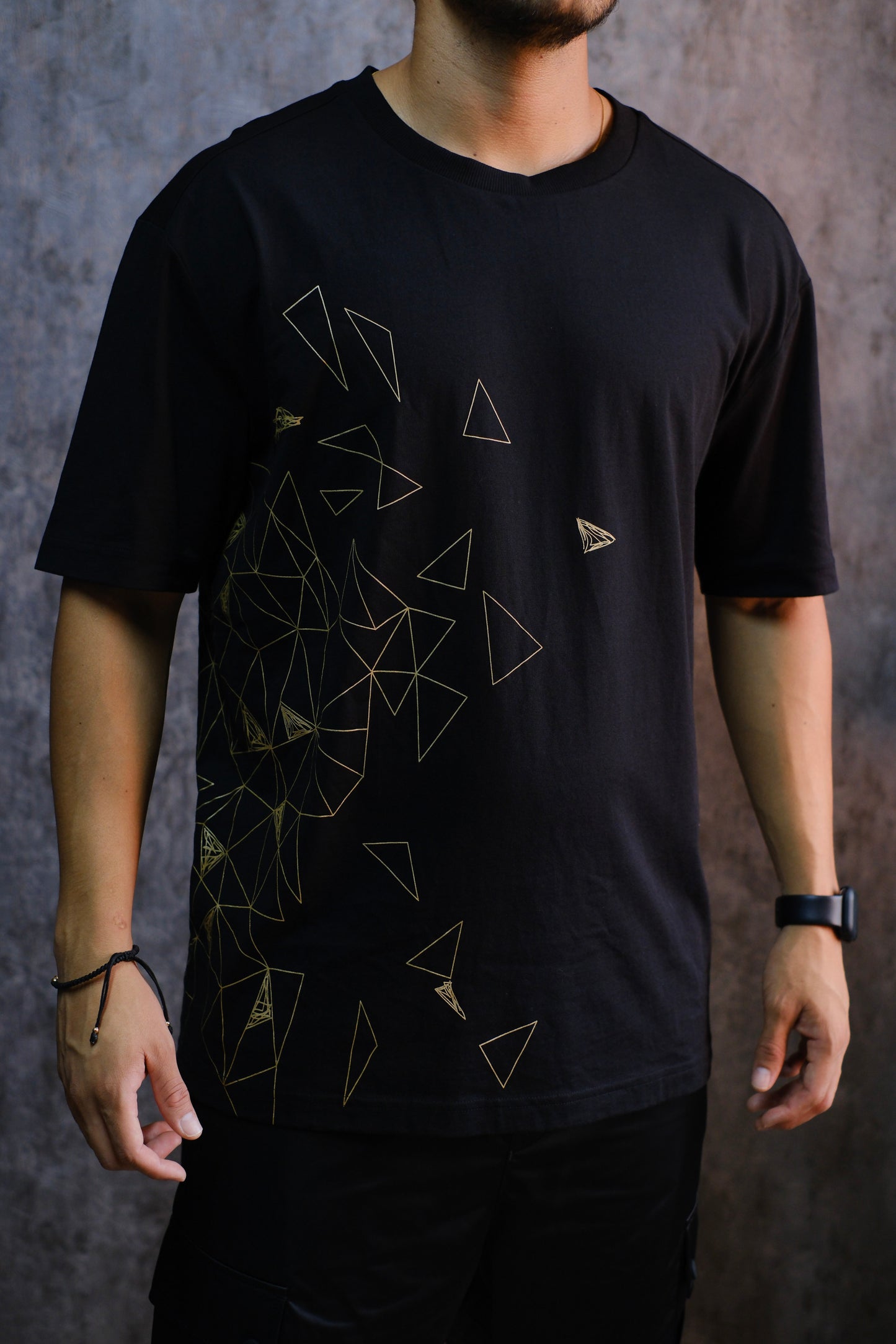 Camiseta HUG negra detalles dorados