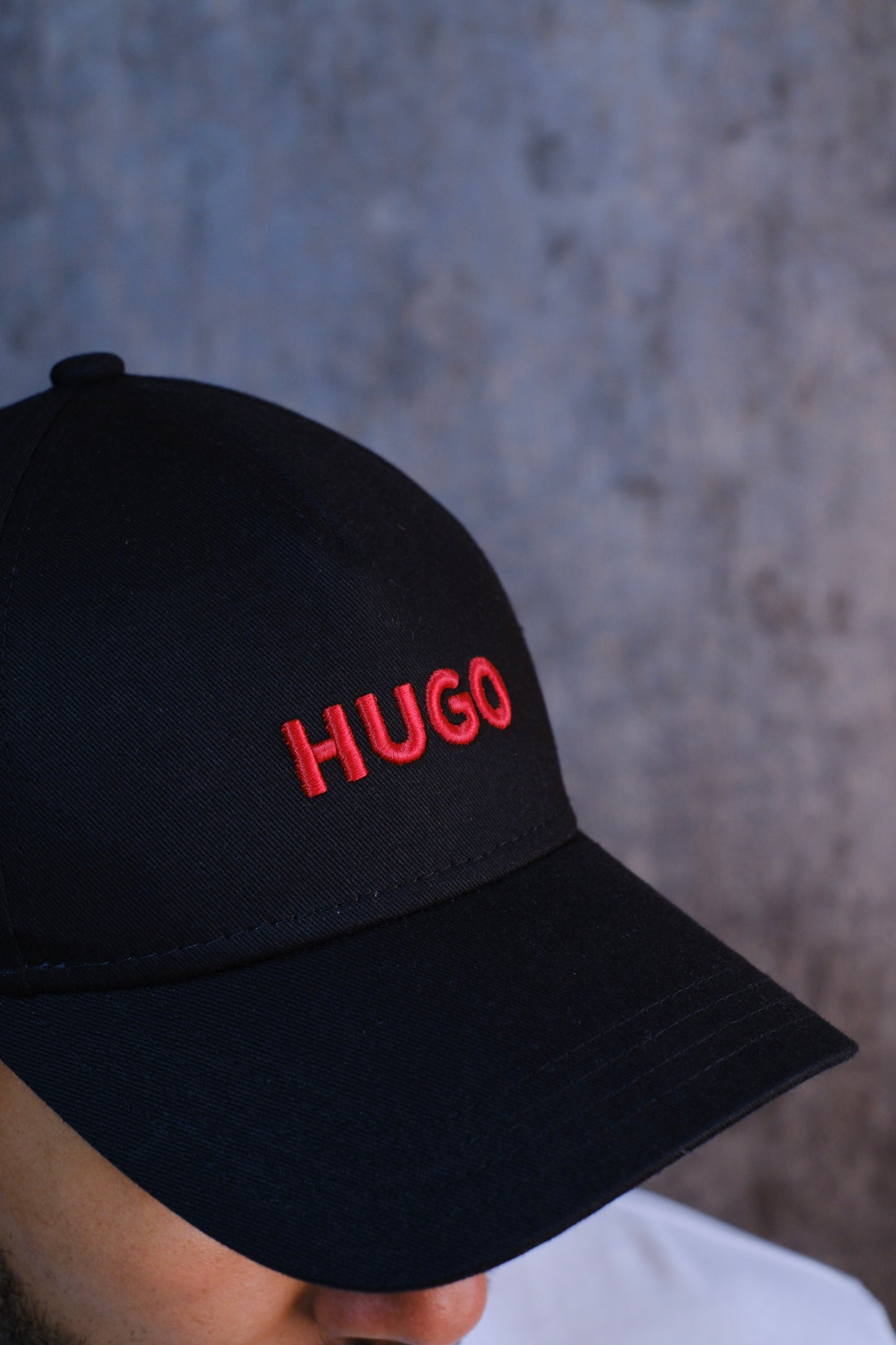 Gorra HUG Negra Detalle Rojo