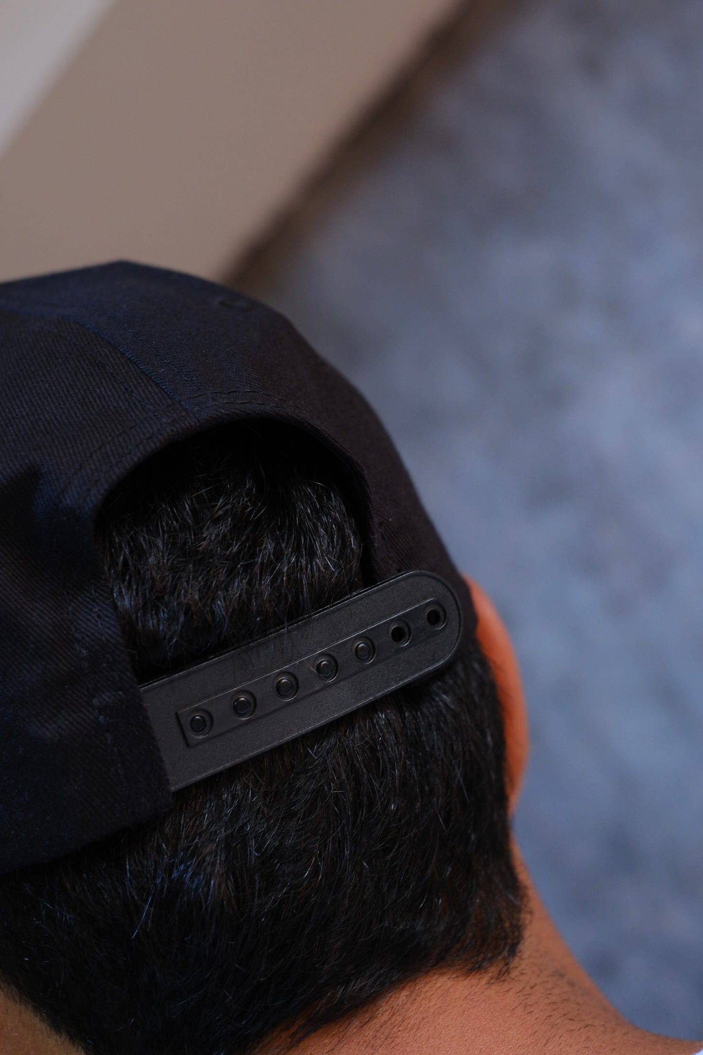 Gorra HUG Negra Detalle Rojo