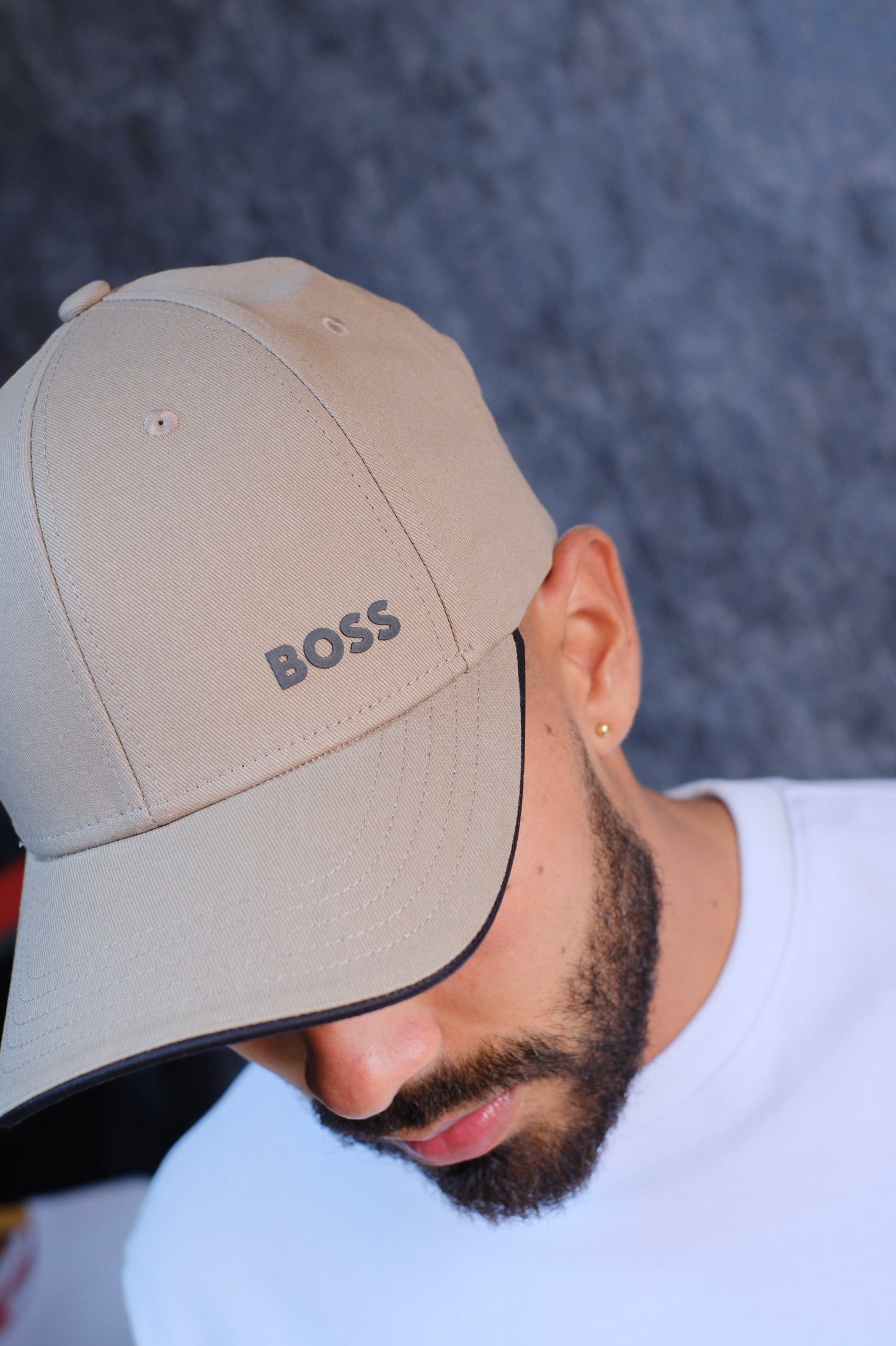 Gorra HUG Beige Detalles Negros