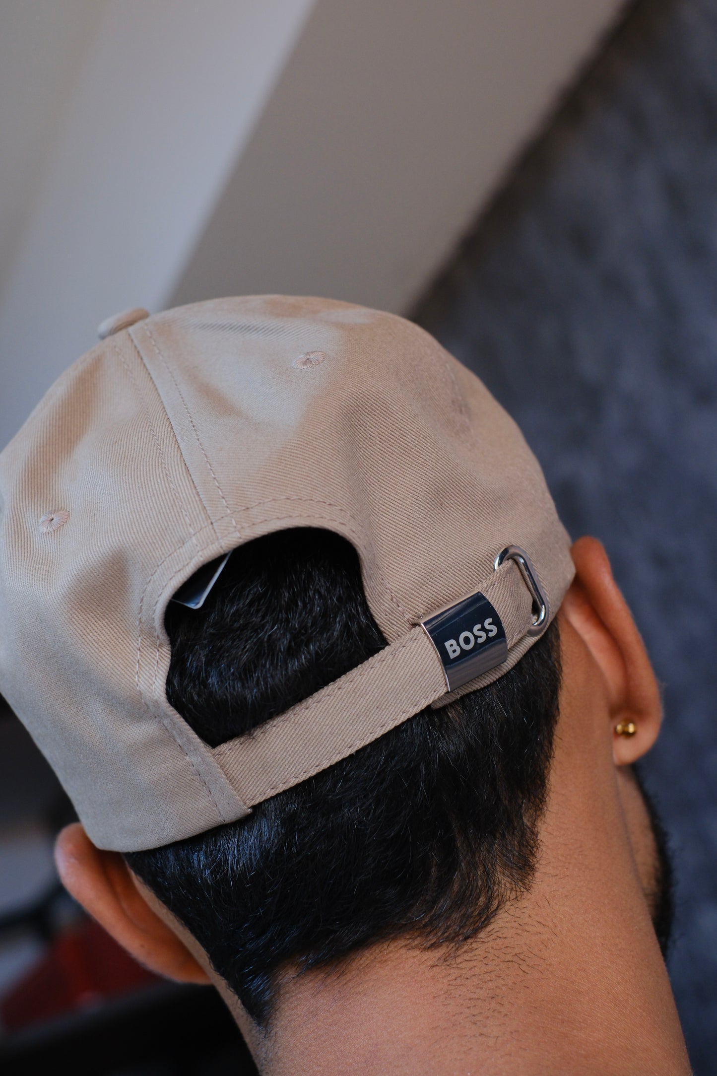 Gorra HUG Beige Detalles Negros