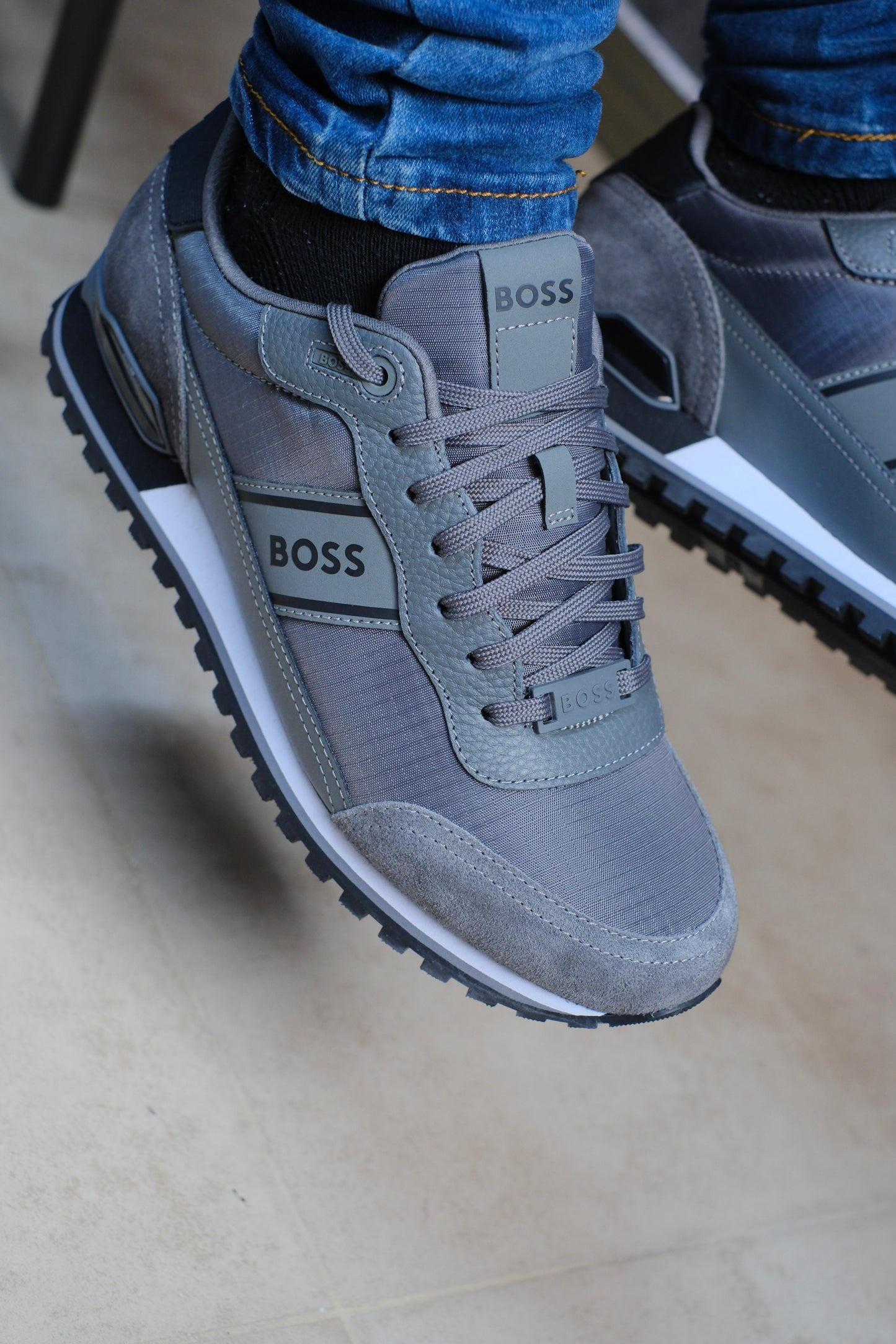 Tenis HUG Grises Logo negro