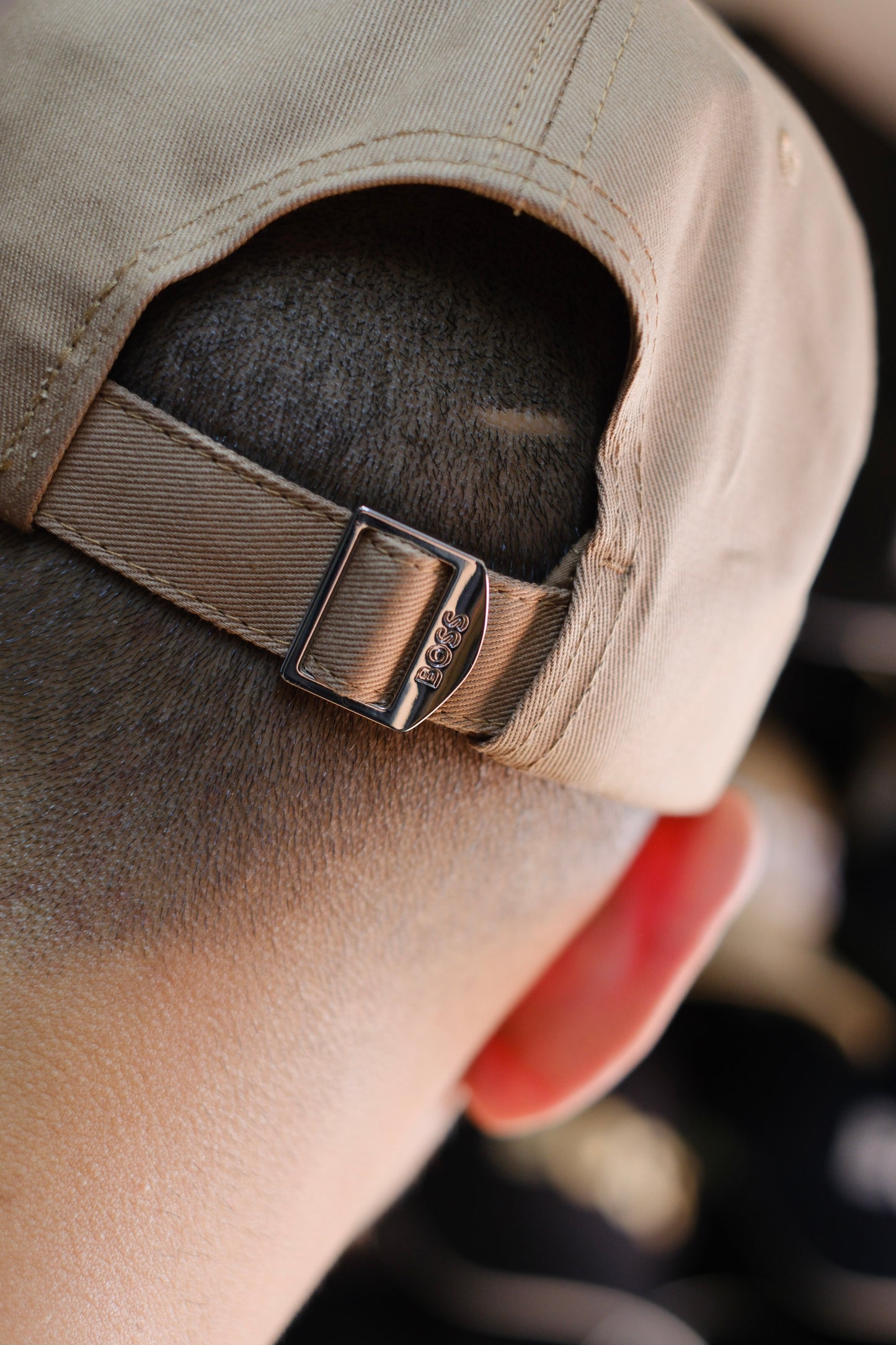 Gorra HUG Beige Oscuro Logo Blanco