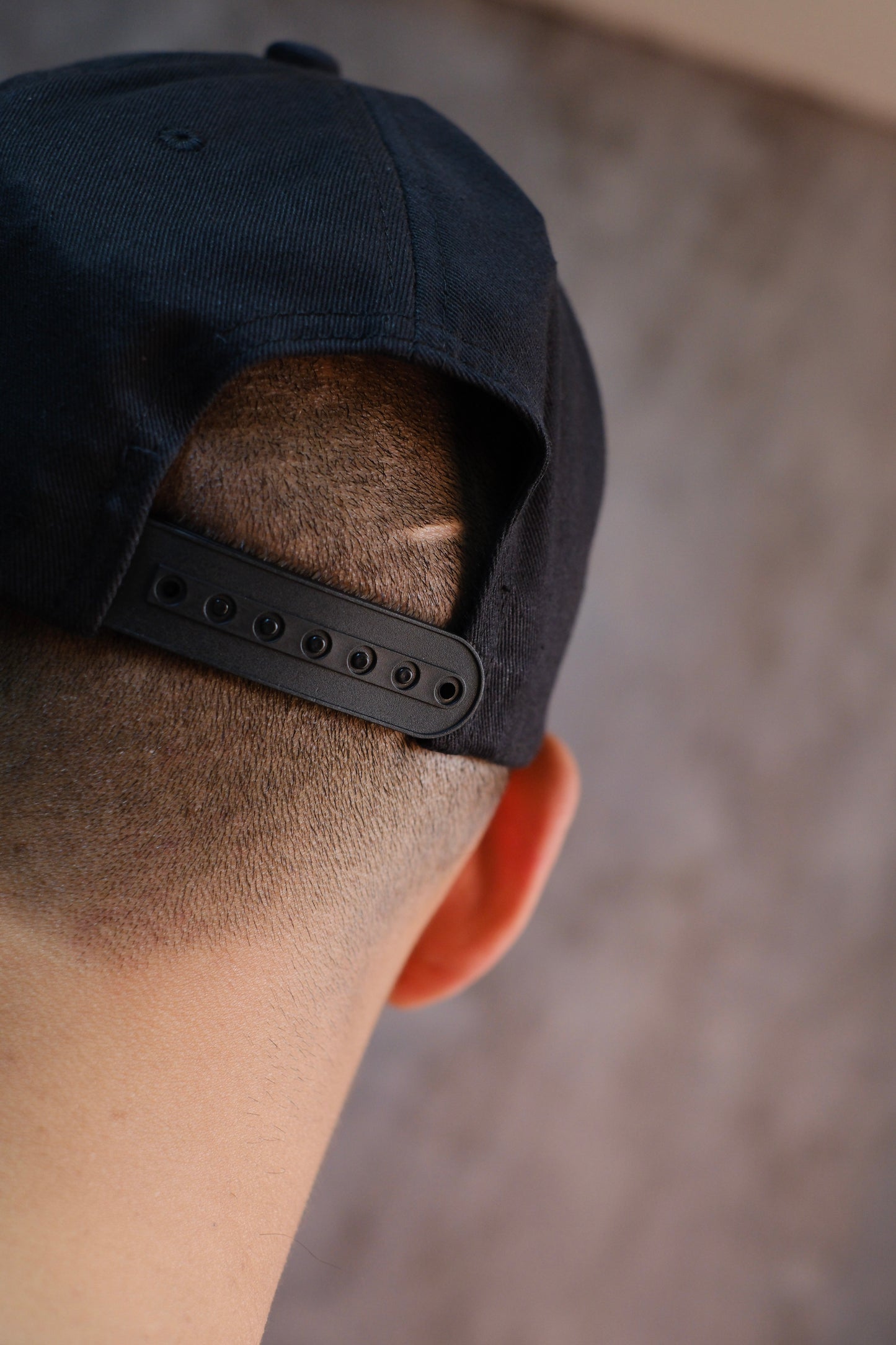 Gorra HUG Negra Logo Rojo