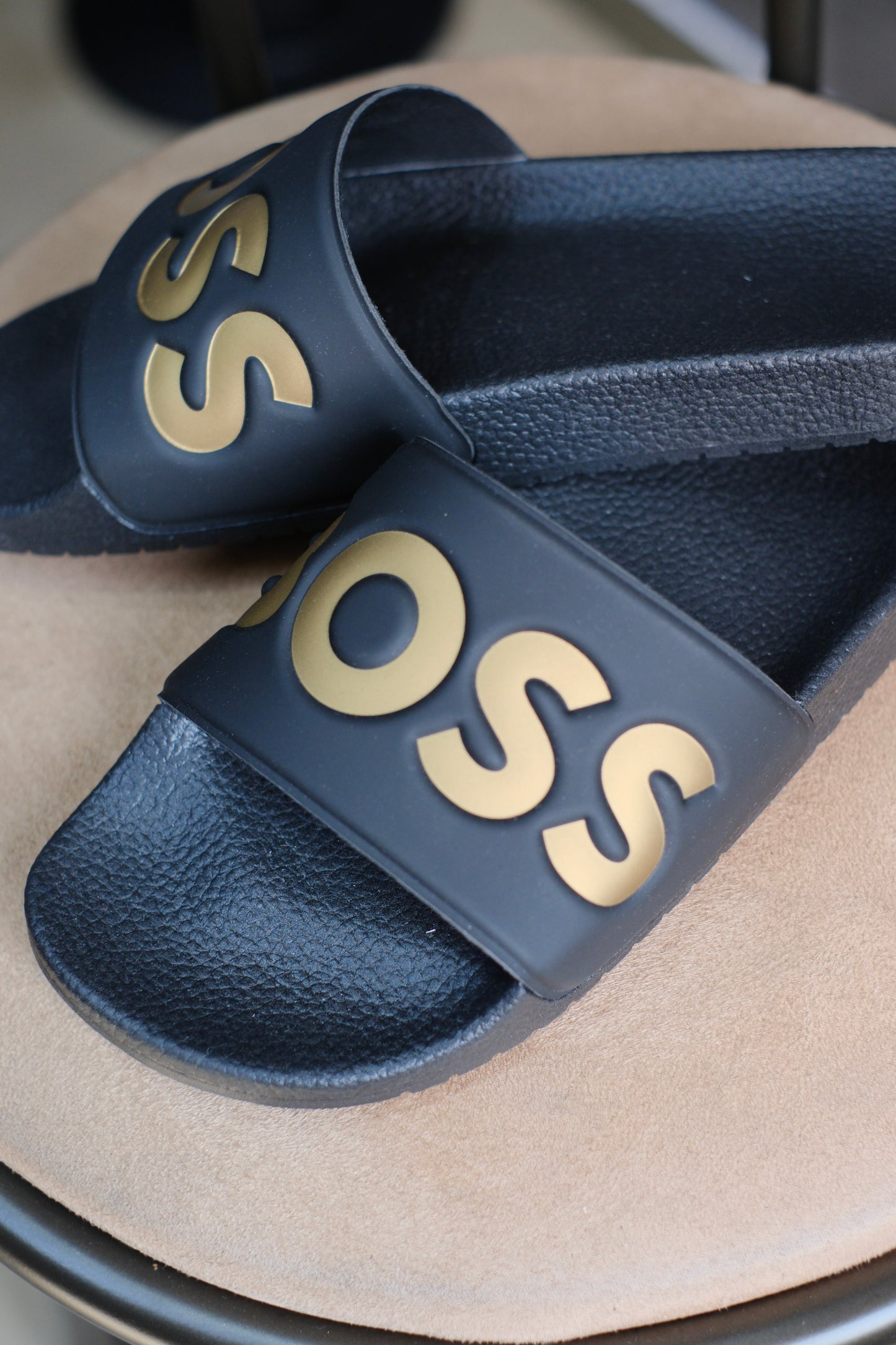 Sandalias HUG Negras Logo Dorado