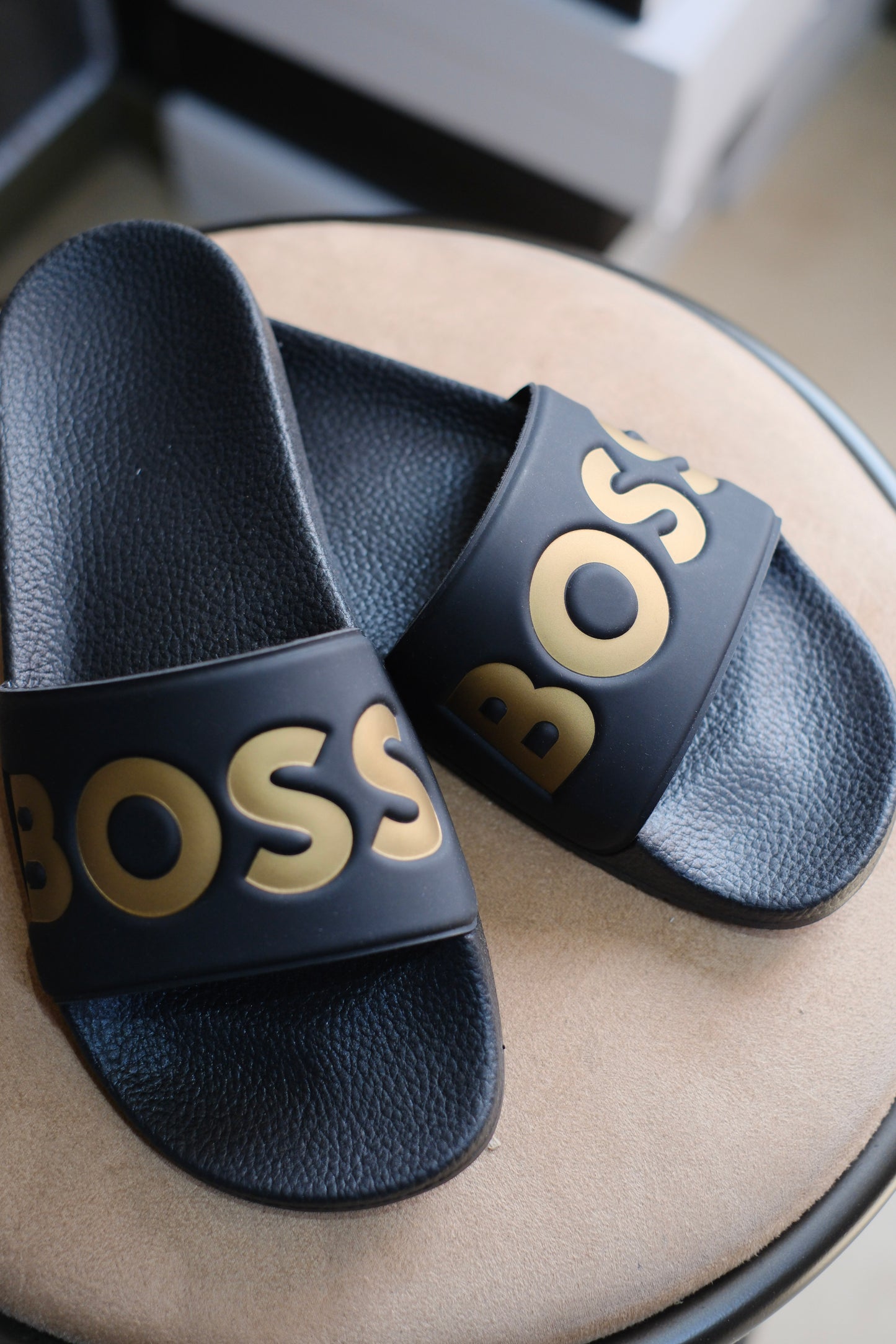 Sandalias HUG Negras Logo Dorado