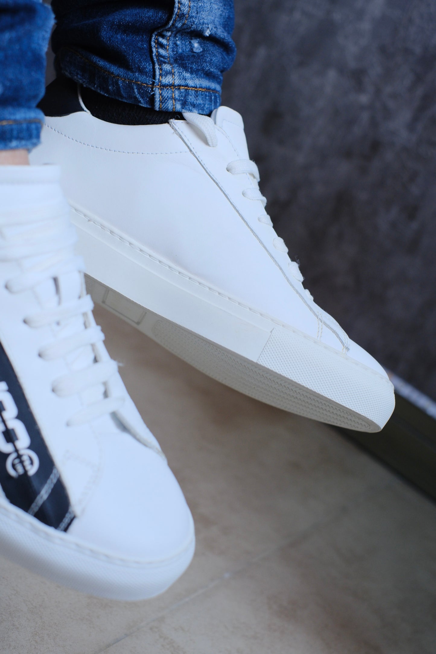Tenis MOS Blancos Linea Negra