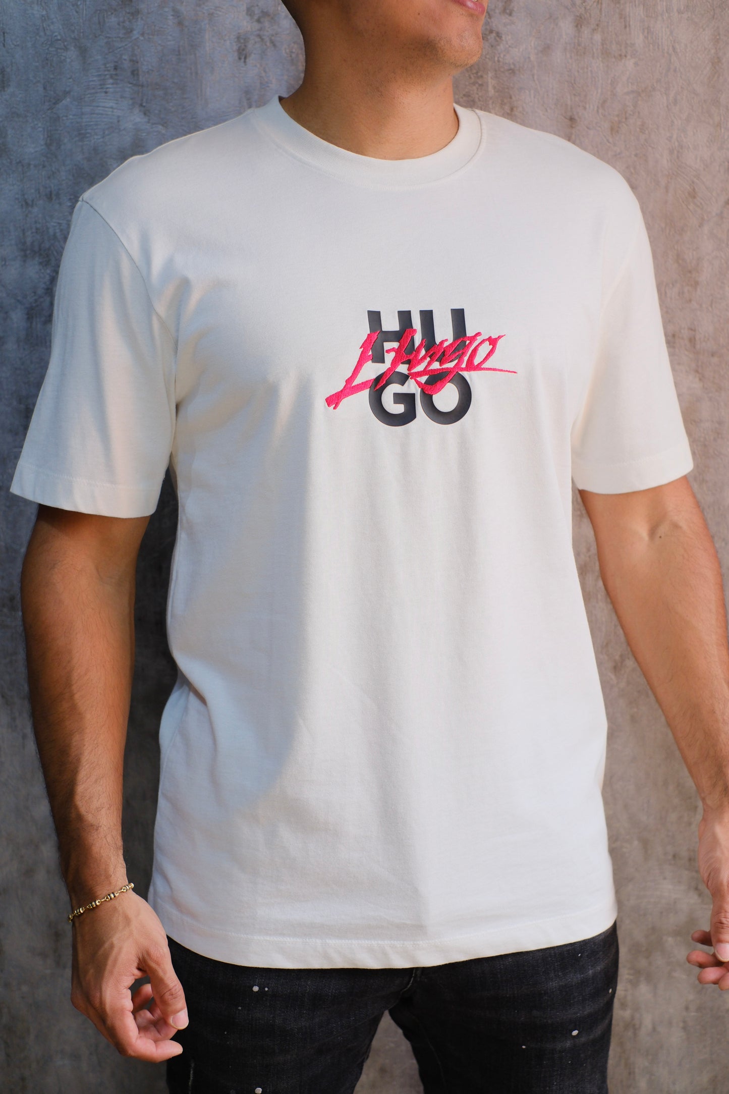 Camiseta HUG Blanca Logo Negro Con Rojo