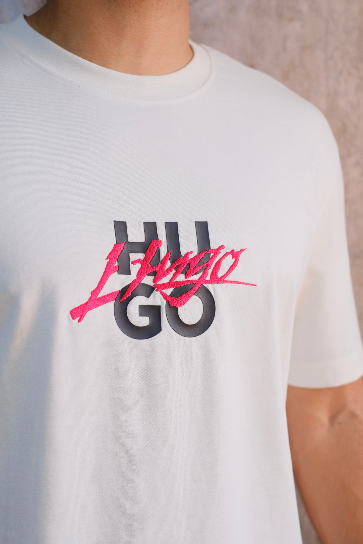 Camiseta HUG Blanca Logo Negro Con Rojo