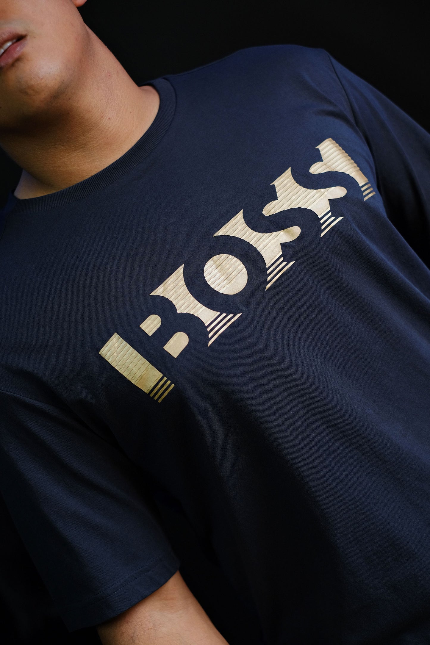 Camiseta HUG Azul Oscura Logo dorado
