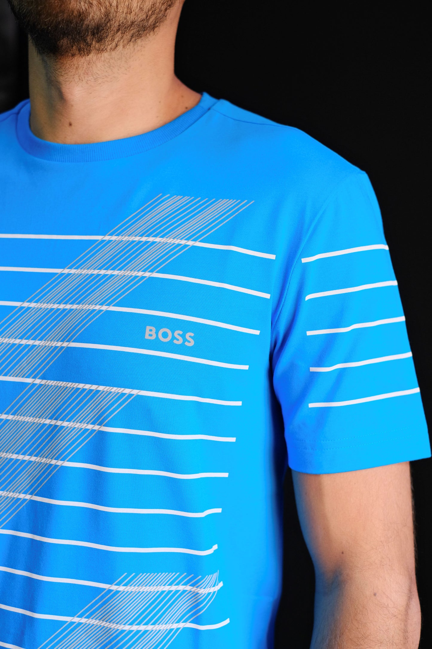 Camiseta HUG Azul Claro Con Lineas Blancas