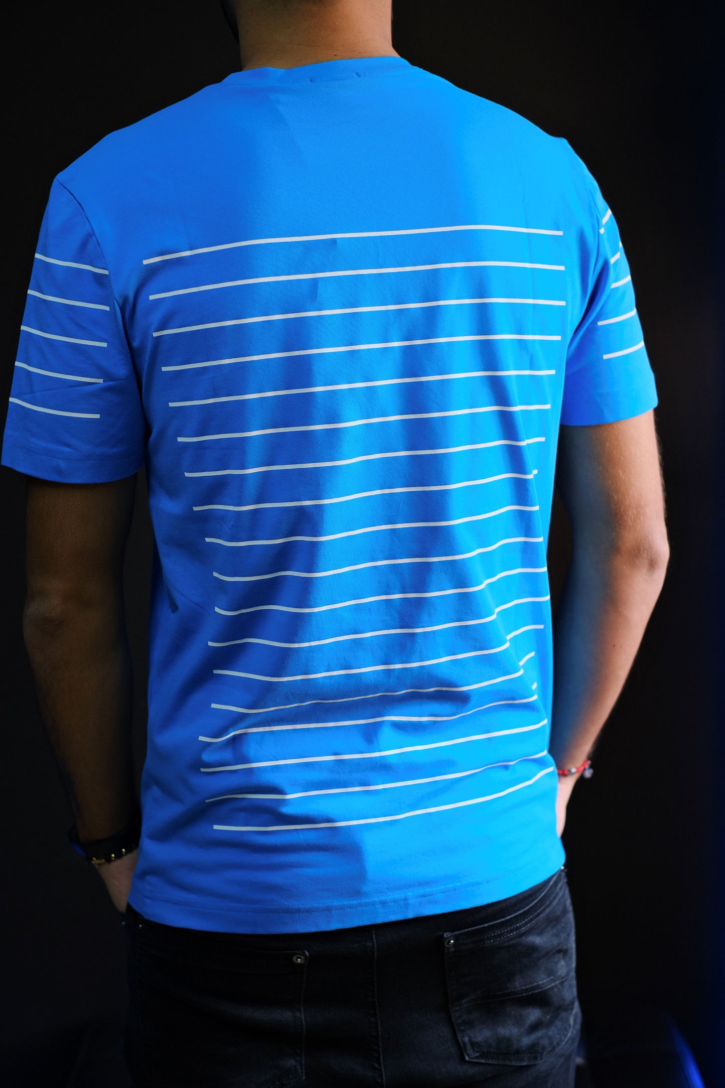 Camiseta HUG Azul Claro Con Lineas Blancas