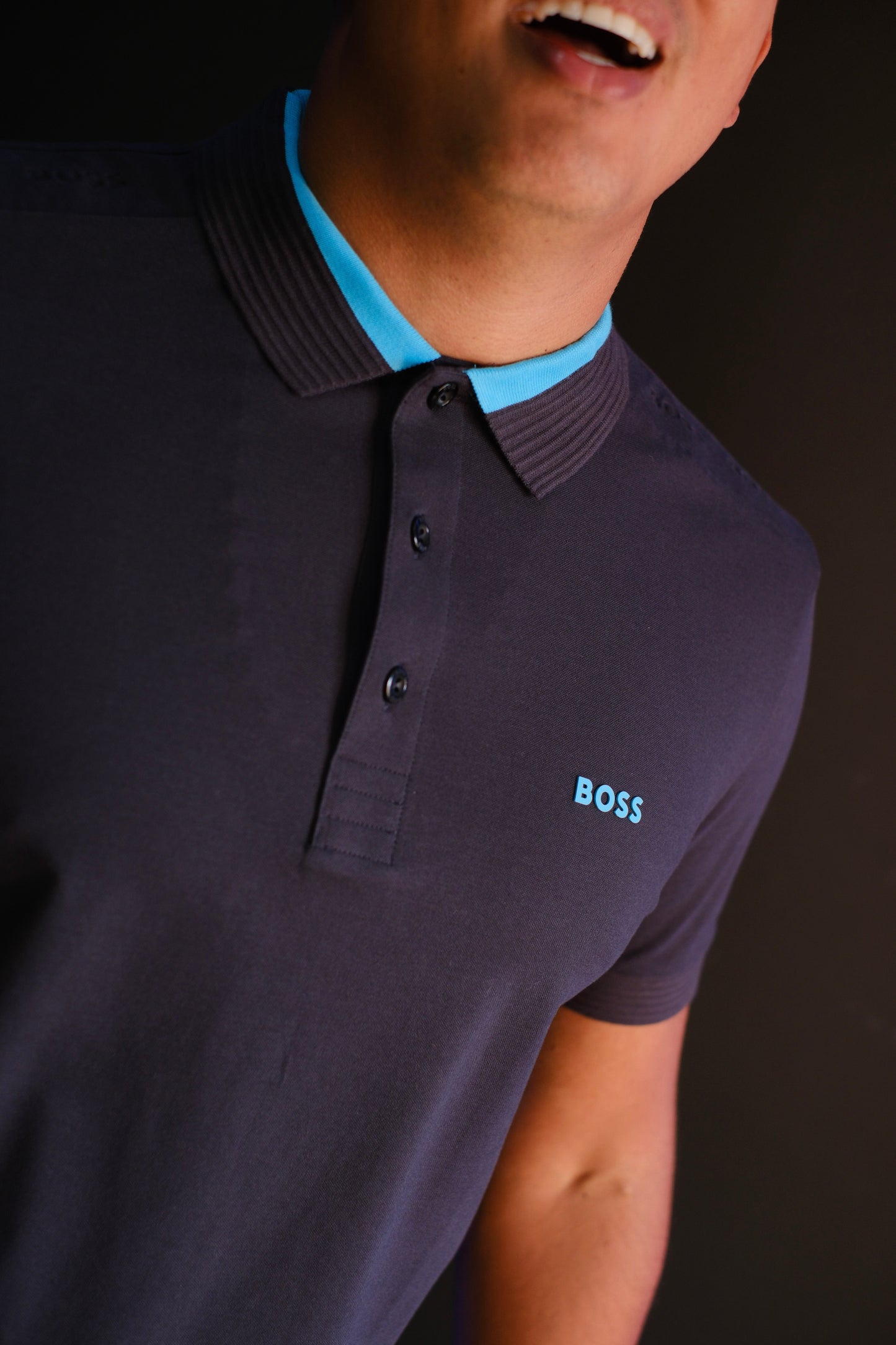 Polo HUG azul oscuro rayas