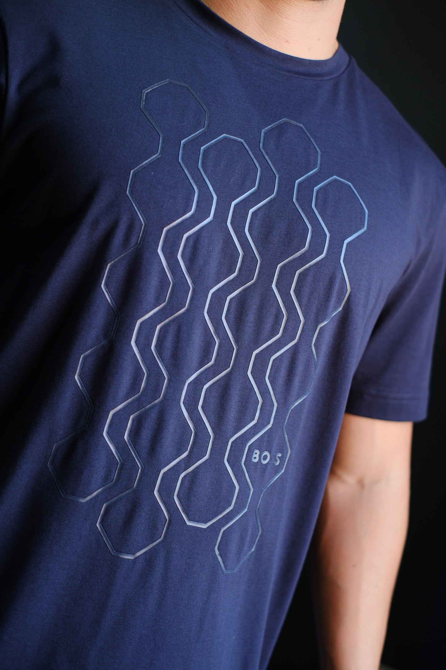 Camiseta HUG Azul Oscuro Logo Figuras