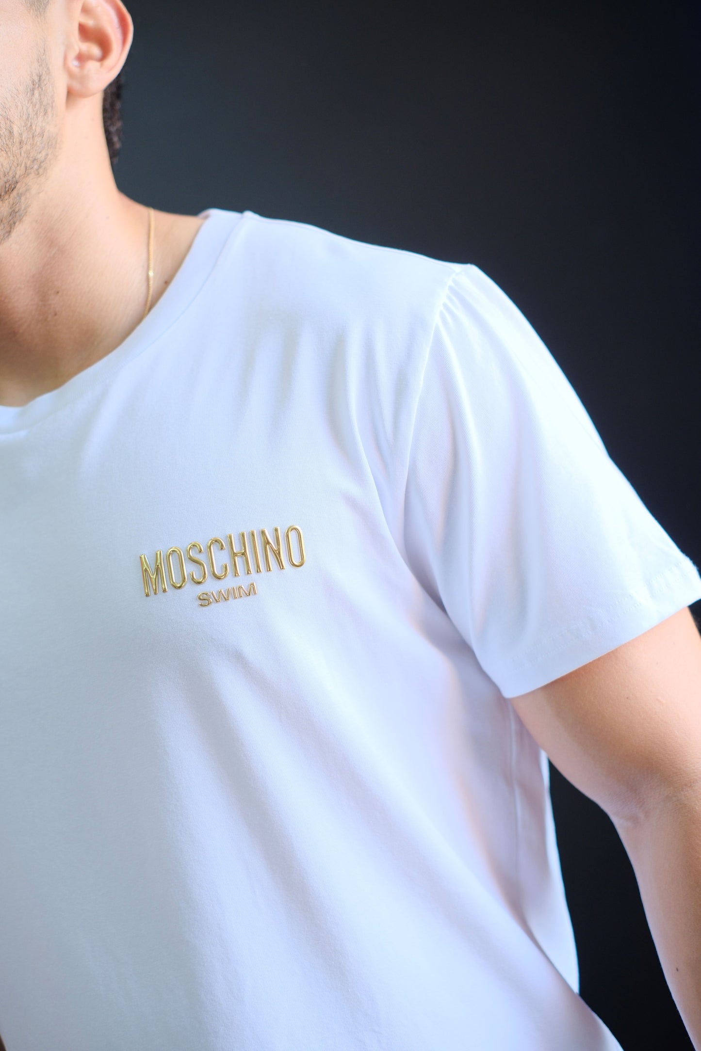Camiseta Mos Blanca Logo Dorado