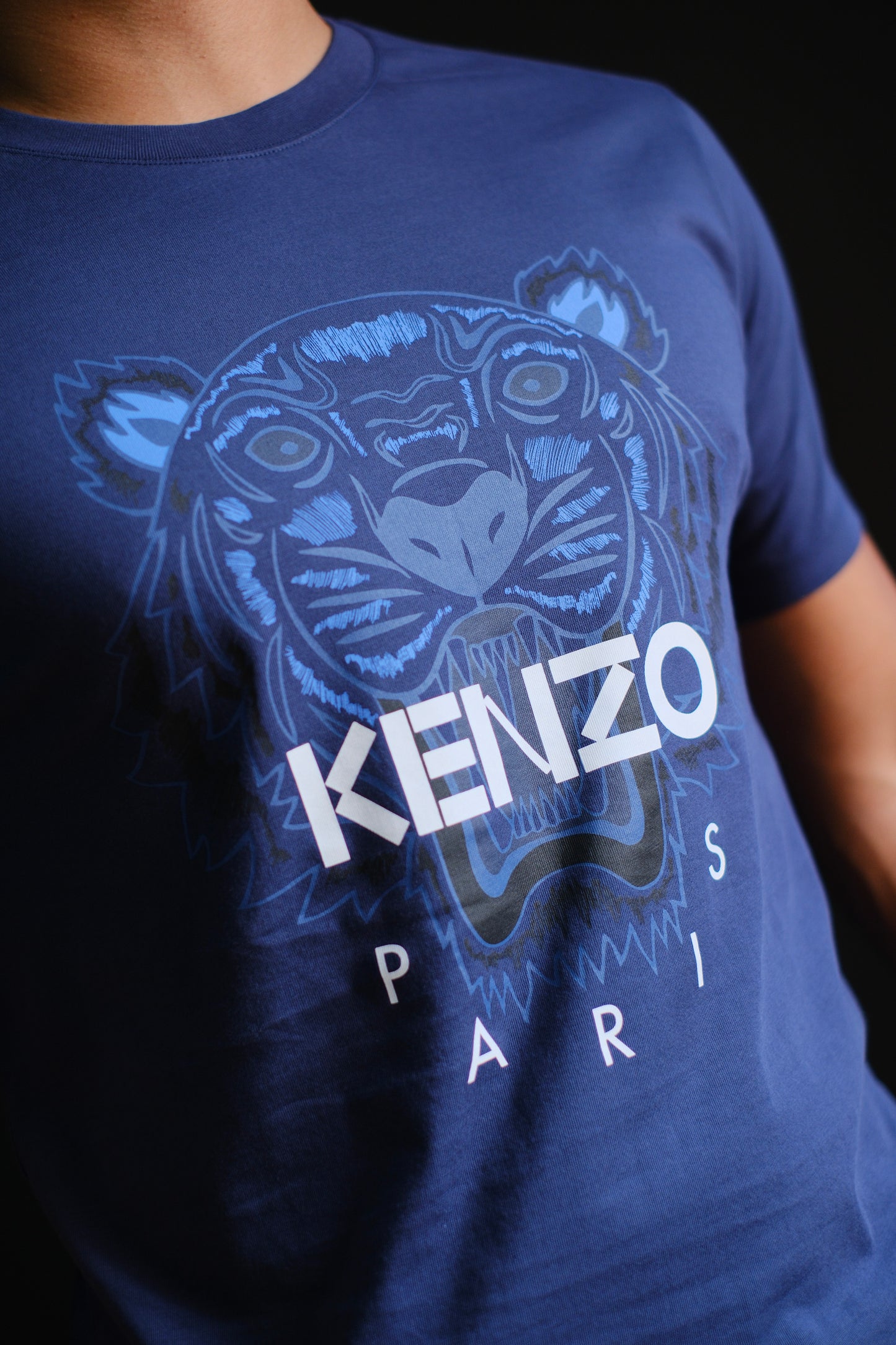 Camiseta KEN azul logo blanco