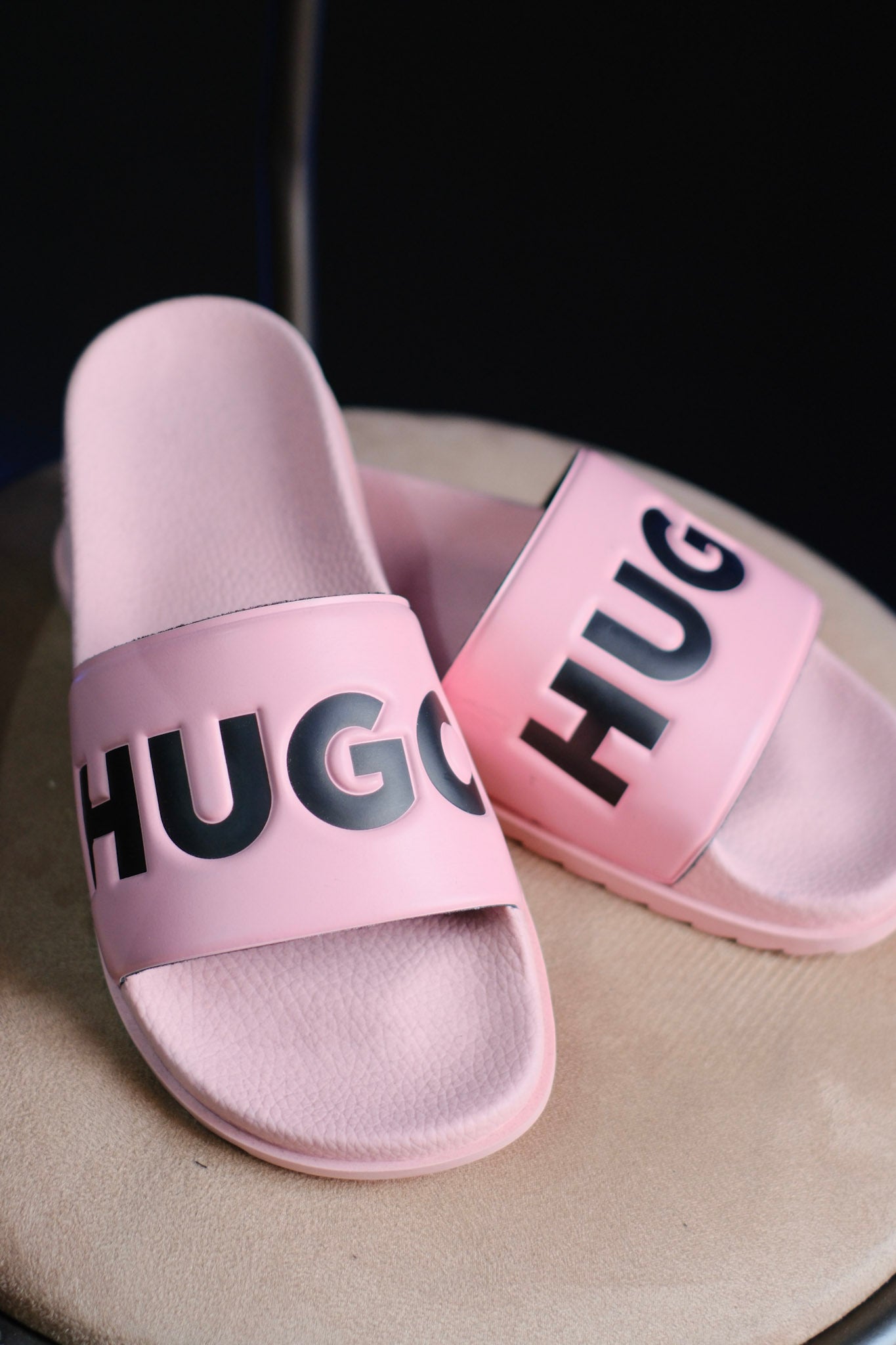 Sandalias HUG Dama Rosadas Logo Negro