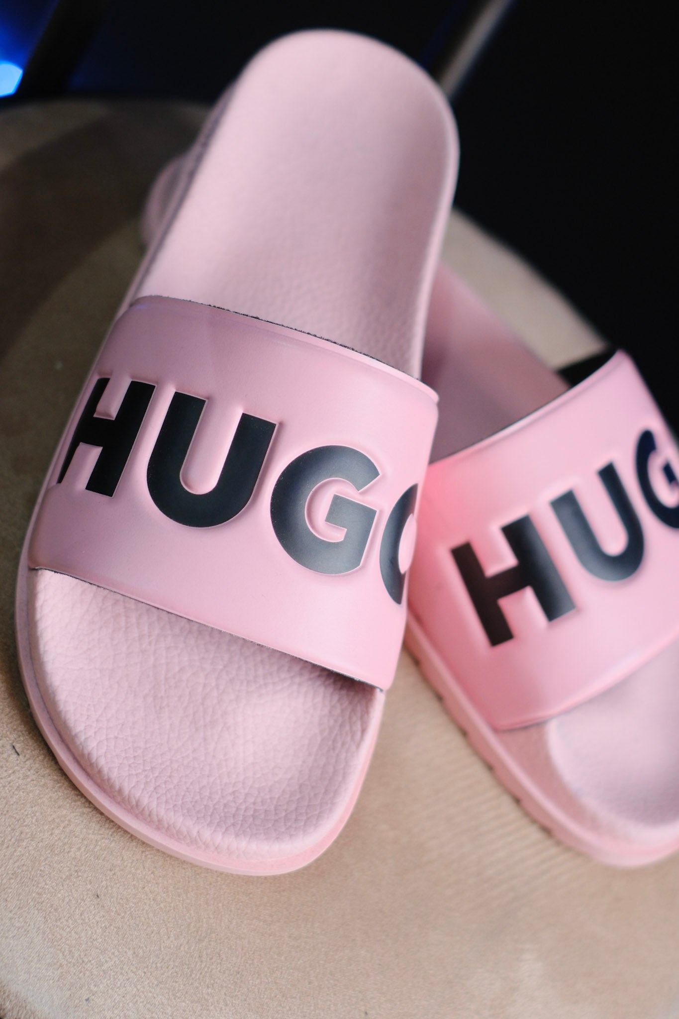 Sandalias HUG Dama Rosadas Logo Negro