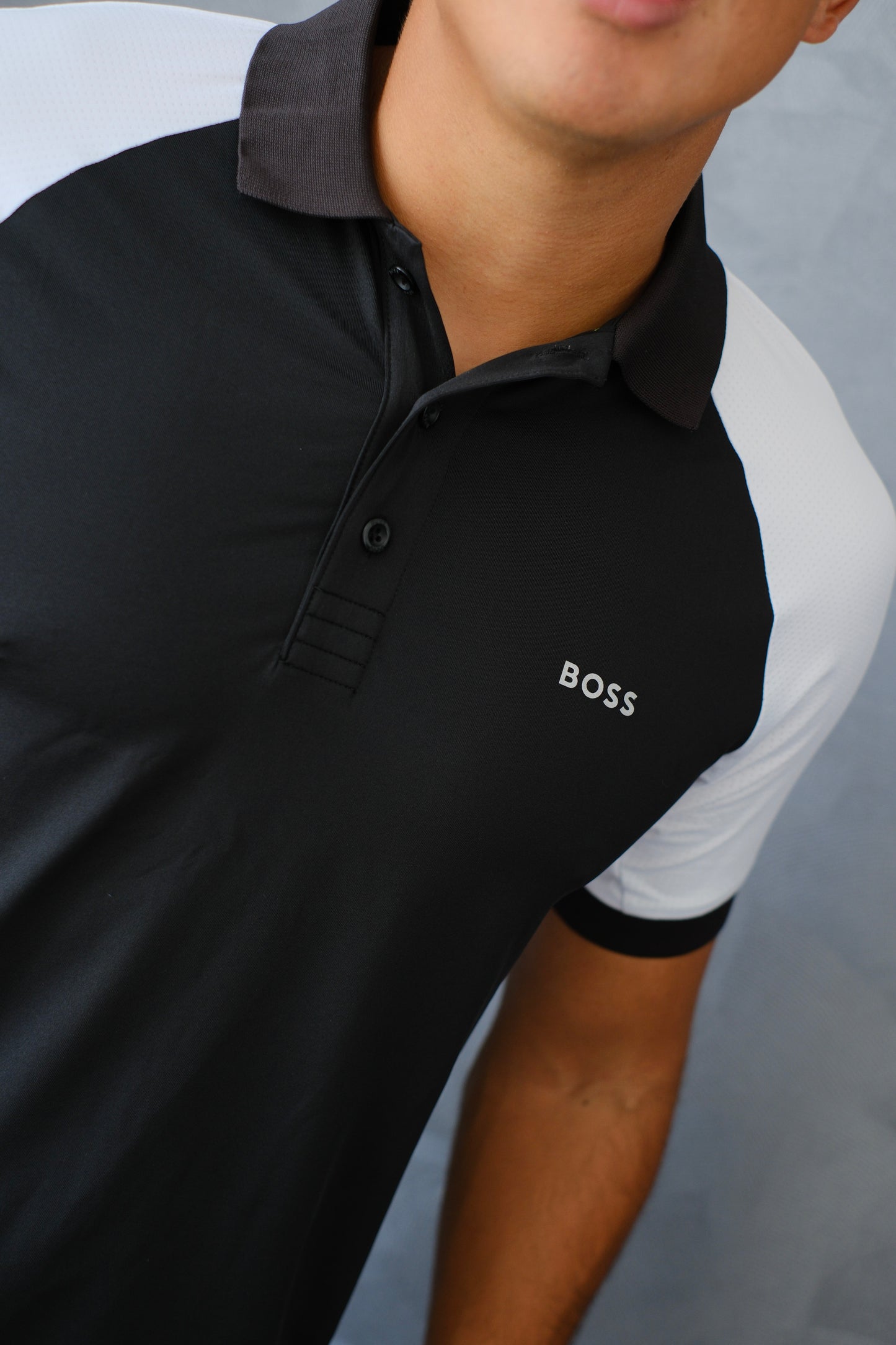 Polo HUG Negro Mangas Blancas