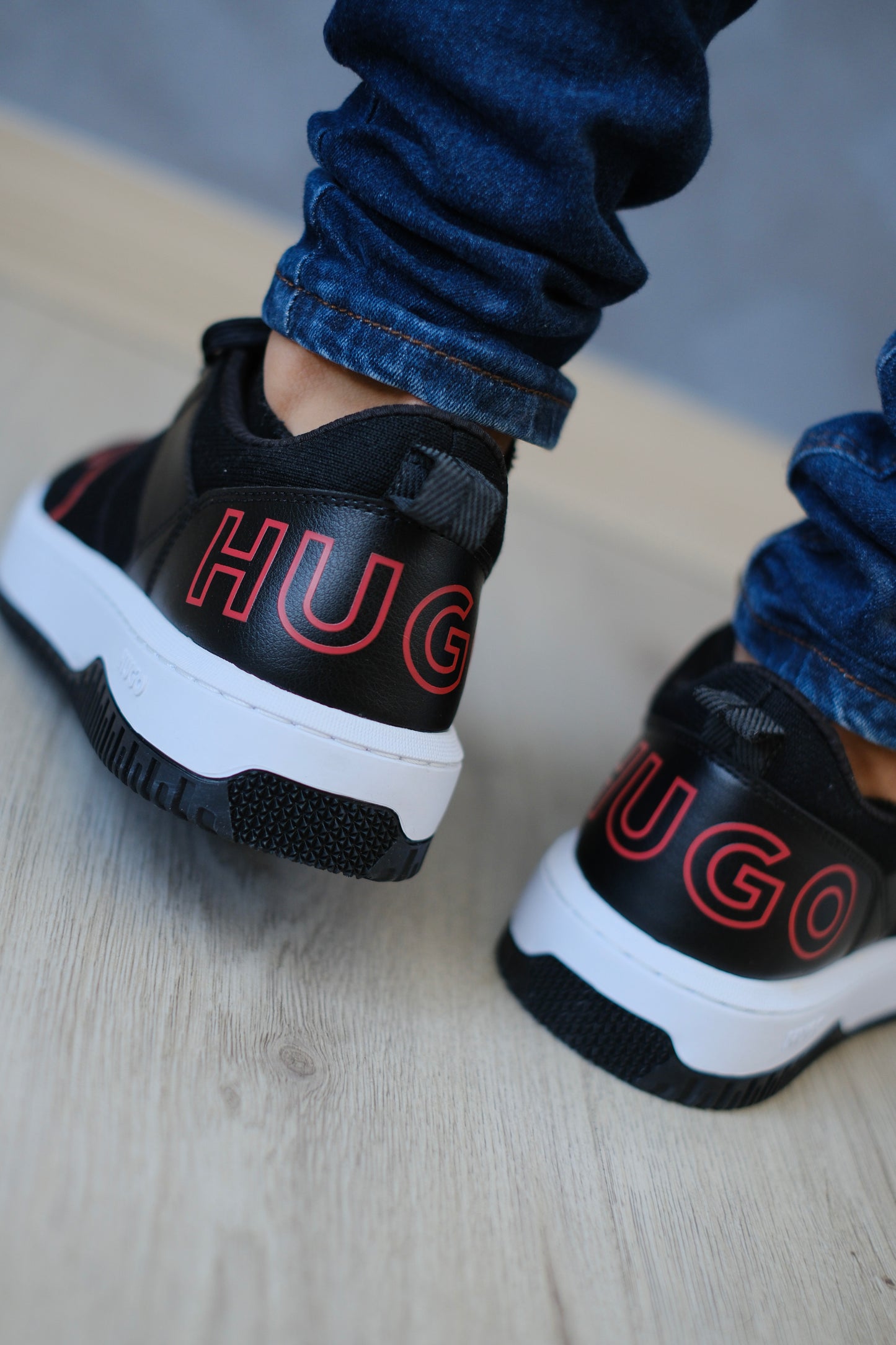 Tenis HUG Negros Letras Rojas