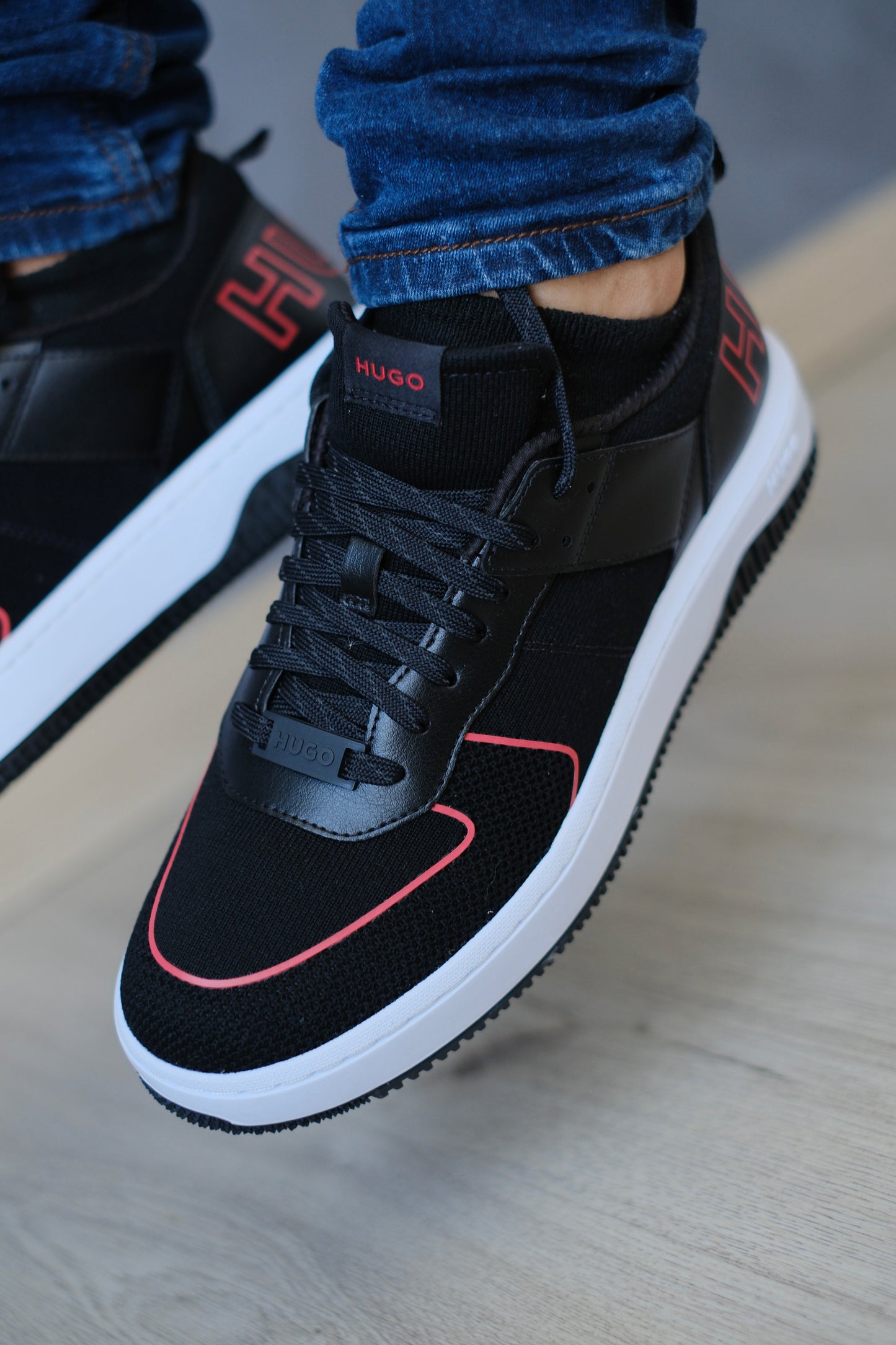 Tenis HUG Negros Letras Rojas