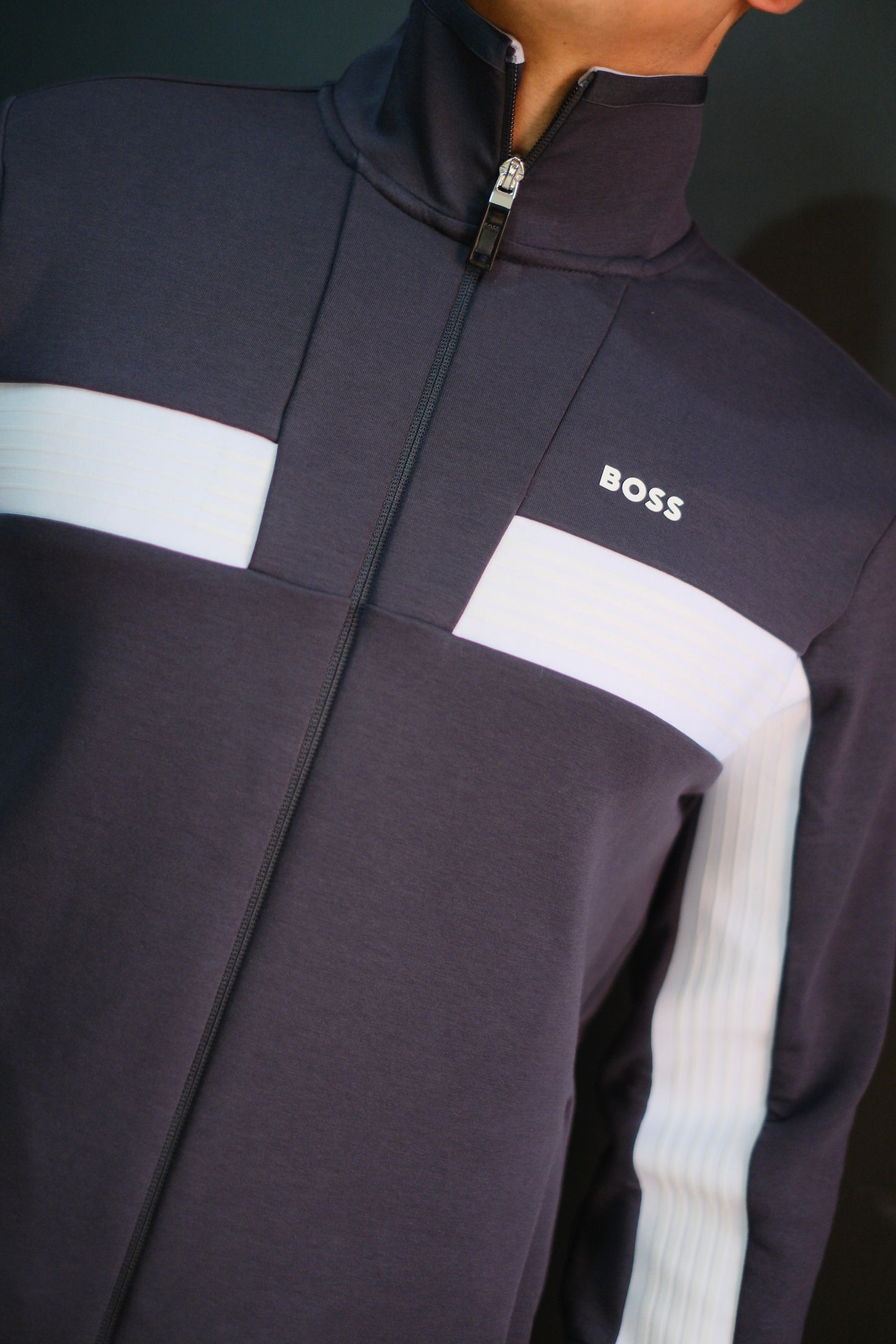 Chaqueta HUG negra con blanco