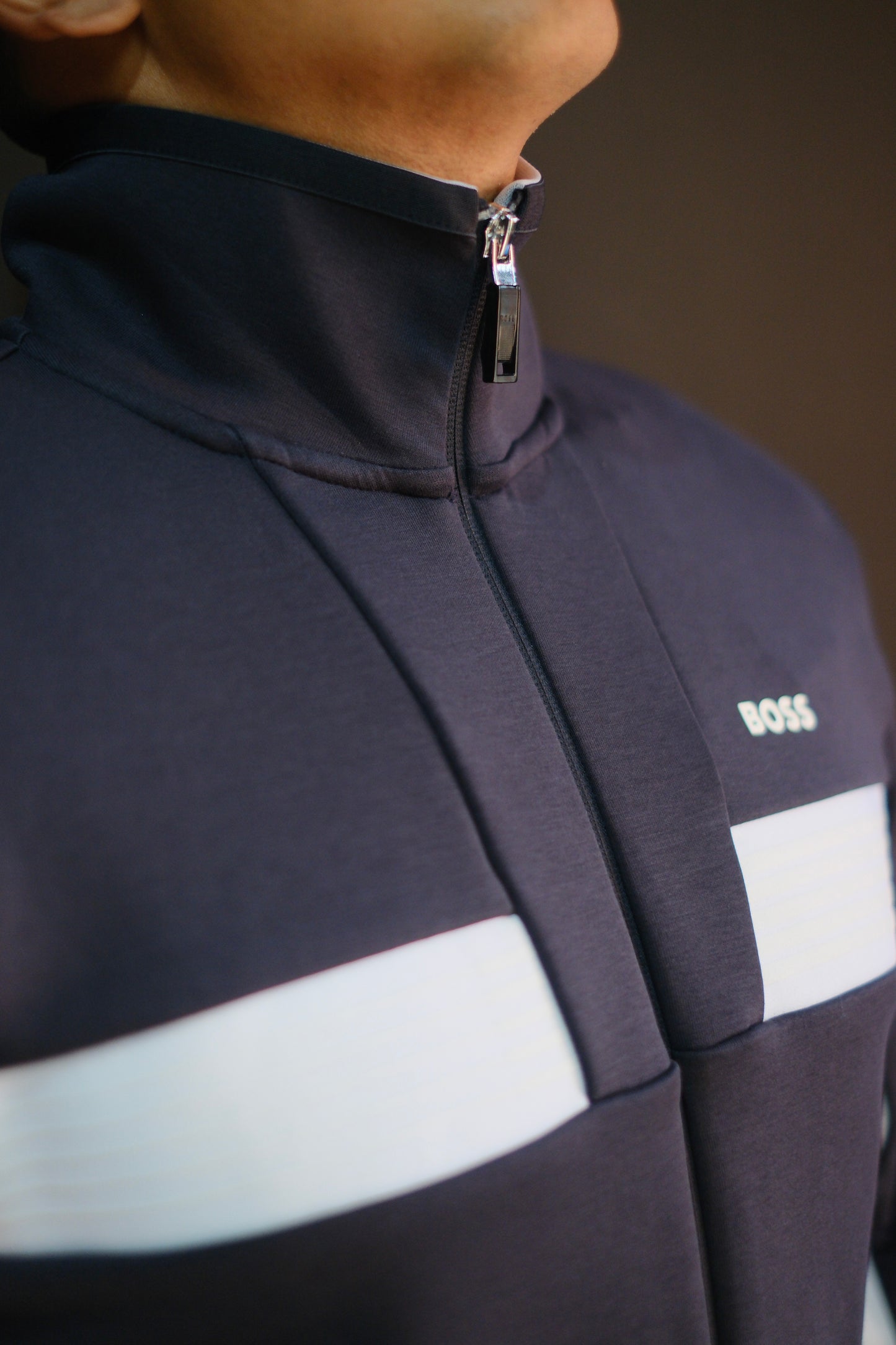 Chaqueta HUG negra con blanco