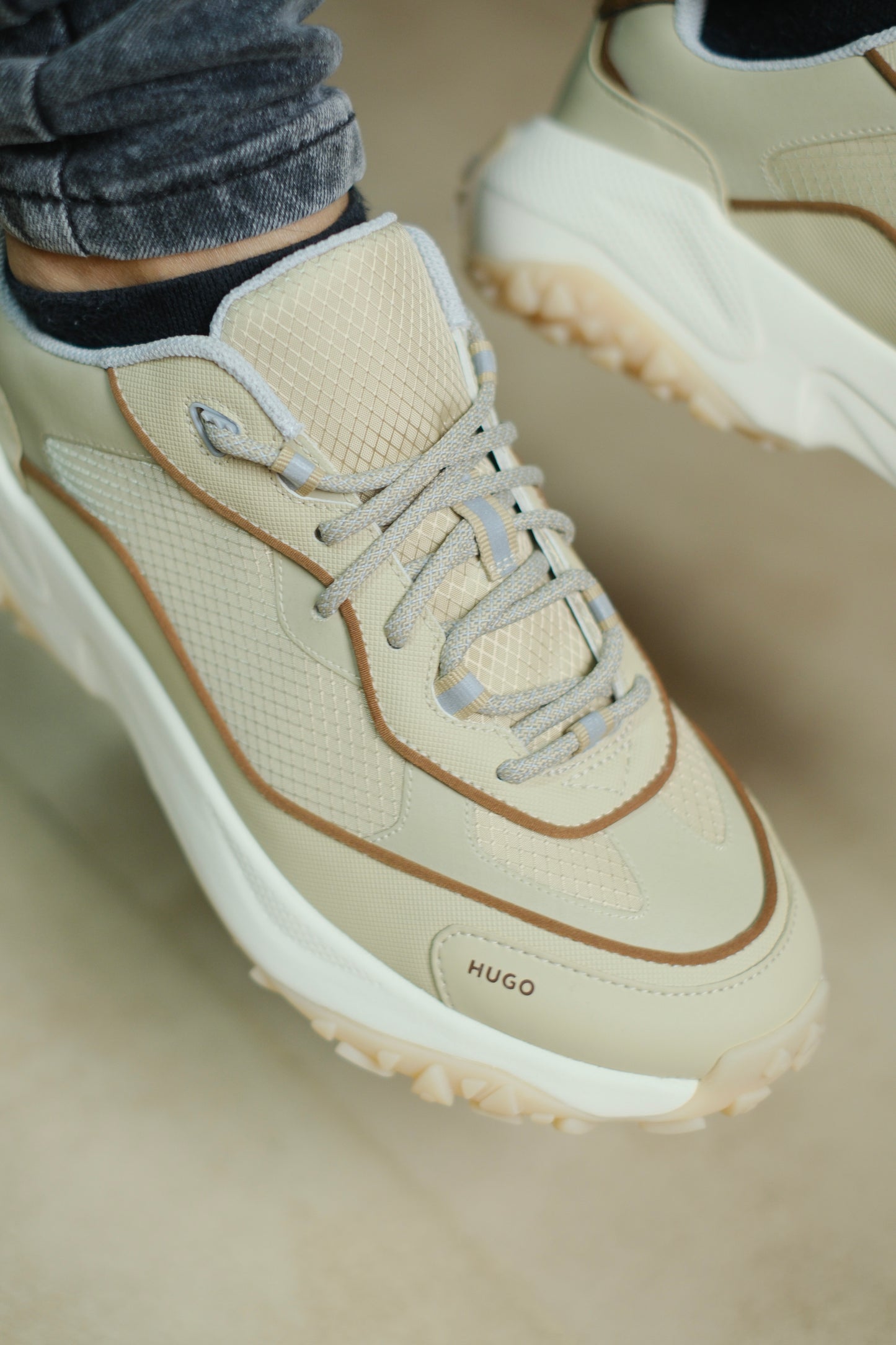 Tenis HUG Beige