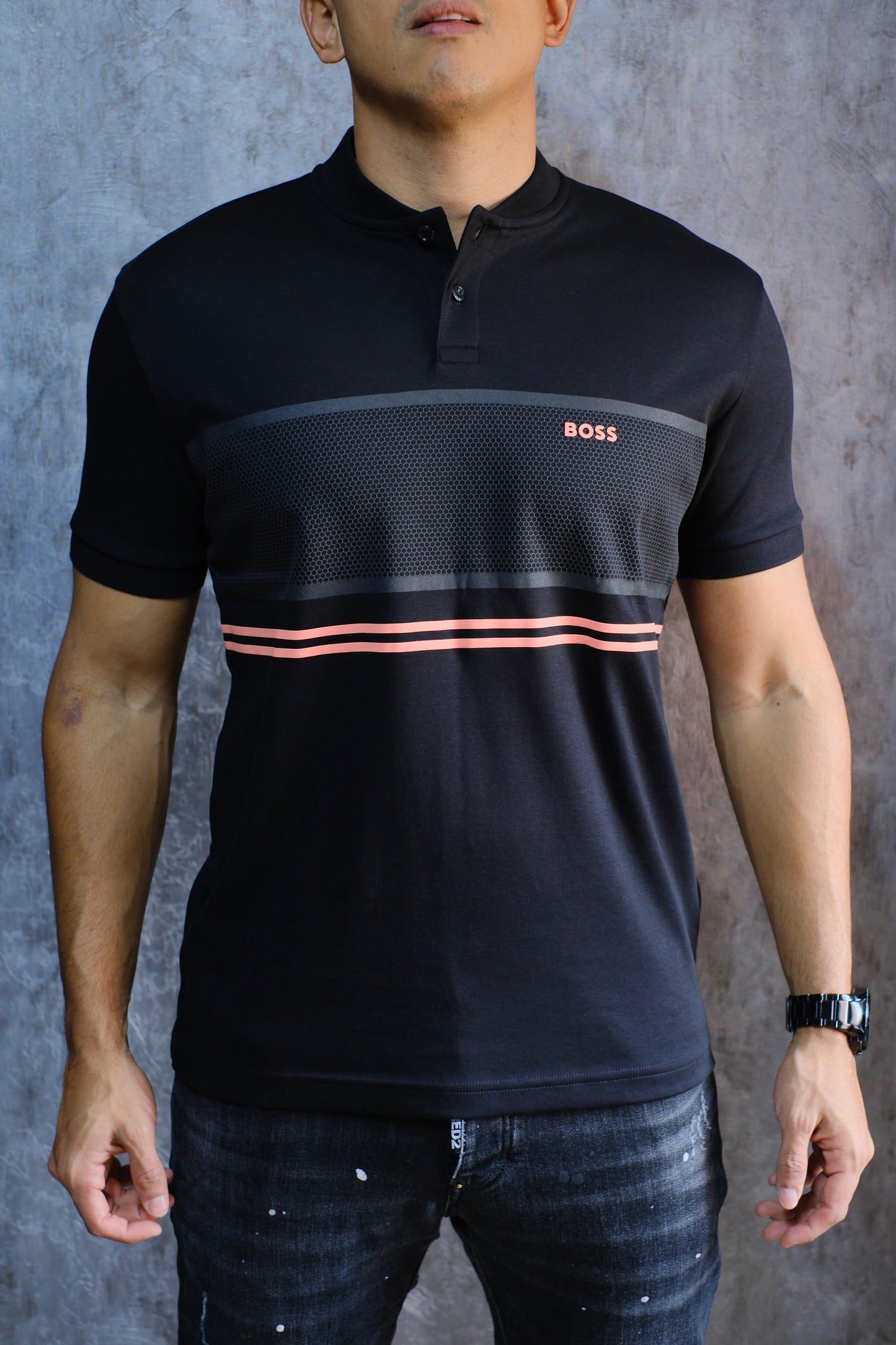 Polo HUG Negra Con detalles Salmón