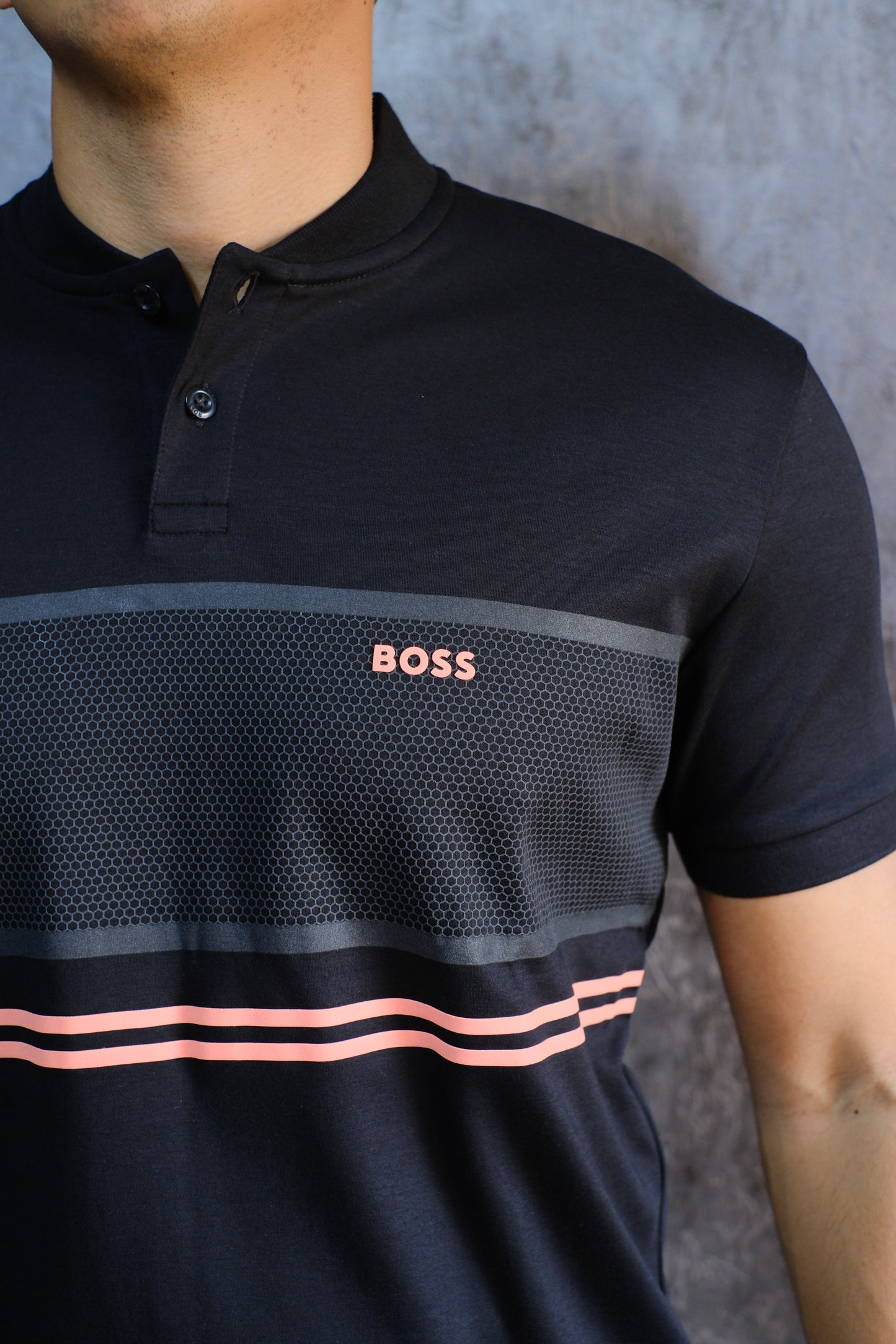 Polo HUG Negra Con detalles Salmón