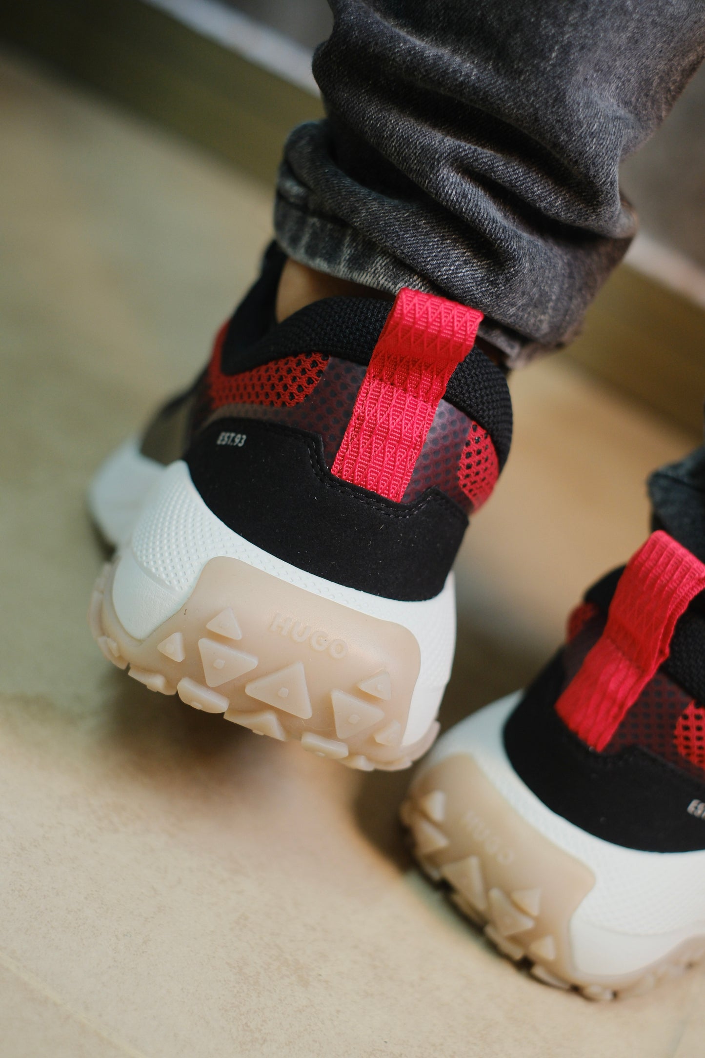 Tenis HUG Negros Lineas Rojas