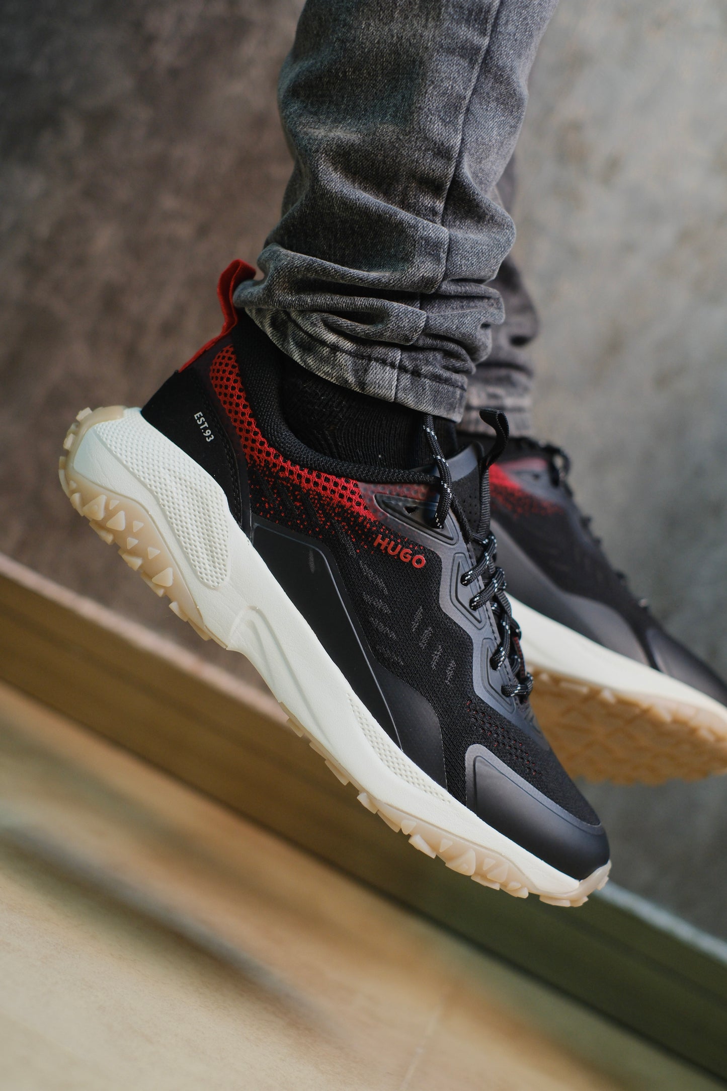 Tenis HUG Negros Lineas Rojas