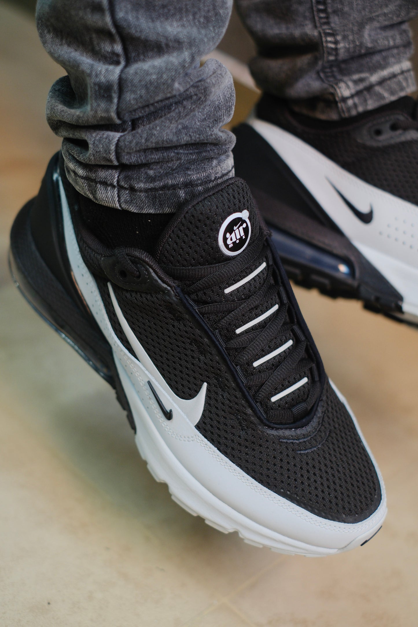 Tenis NIK negros con blanco