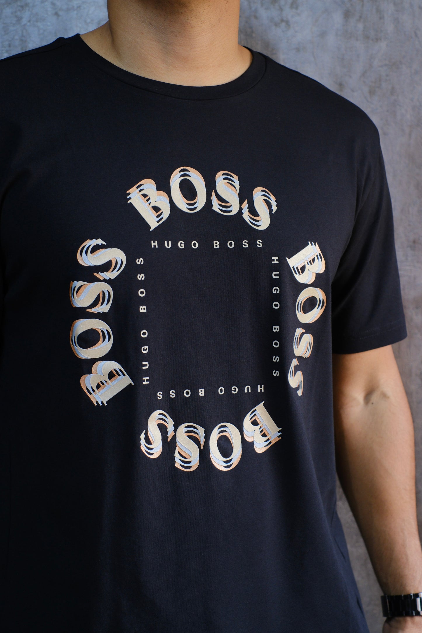 Camiseta HUG Negra Logo Dorado