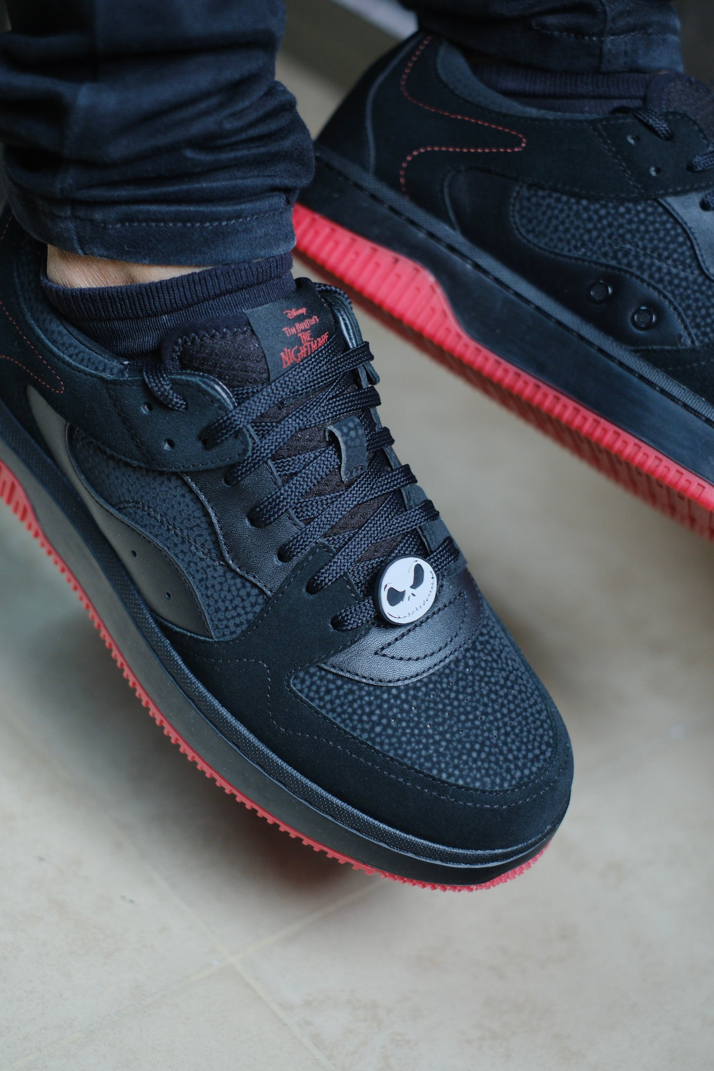 Tenis HUG negros con rojo