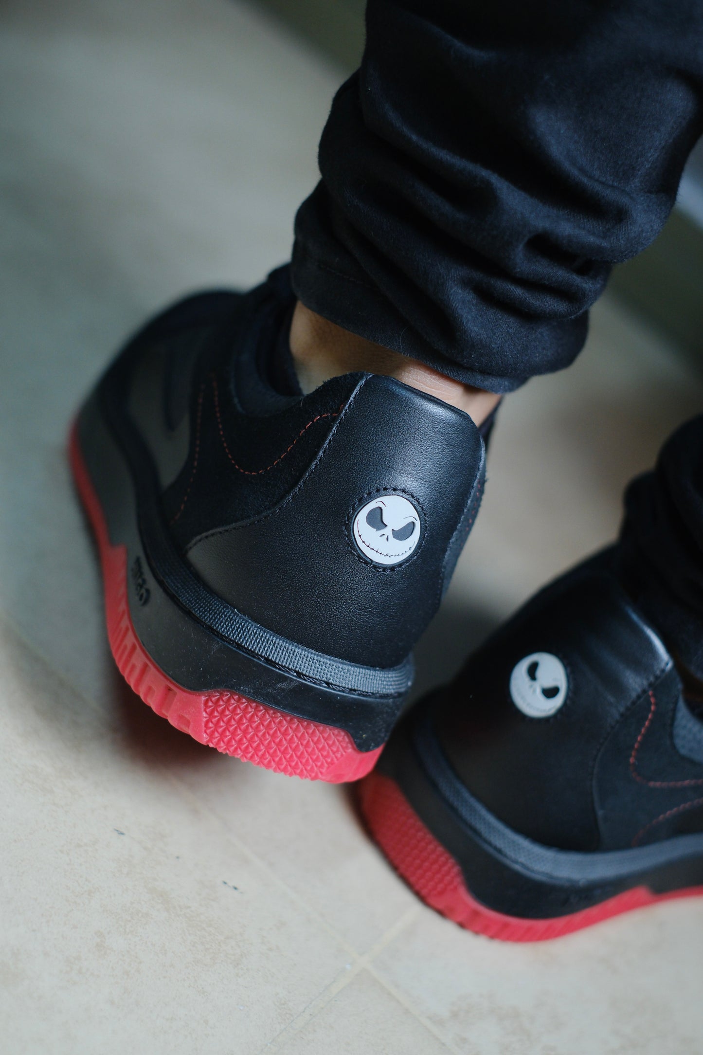 Tenis HUG negros con rojo