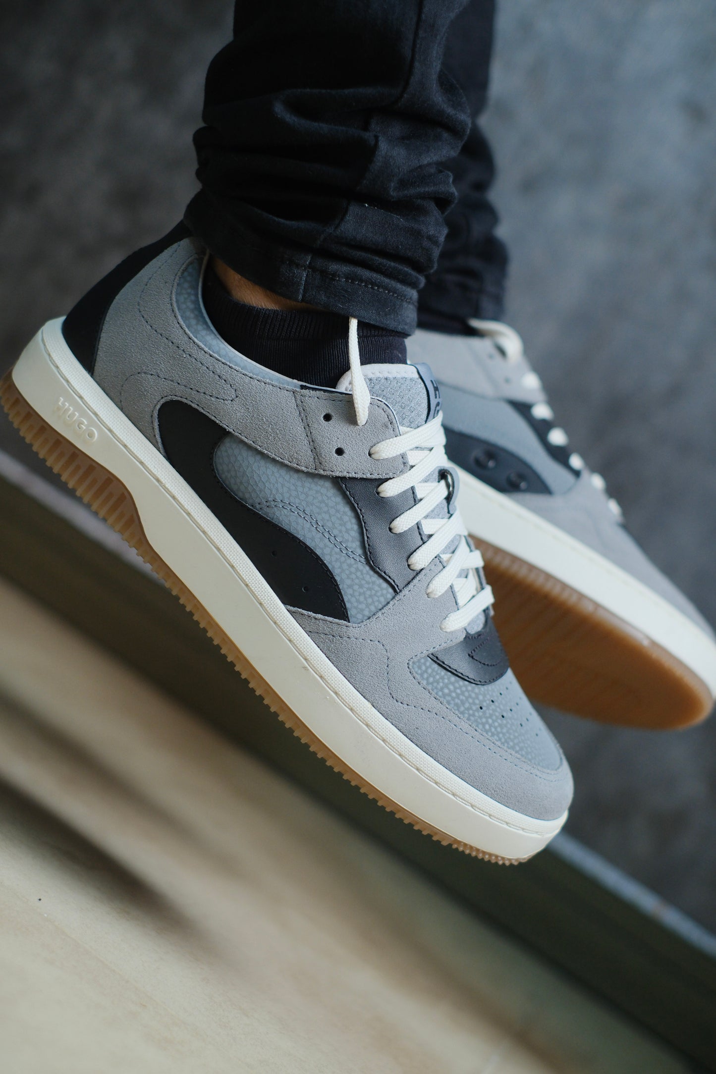 Tenis HUG gris con negro