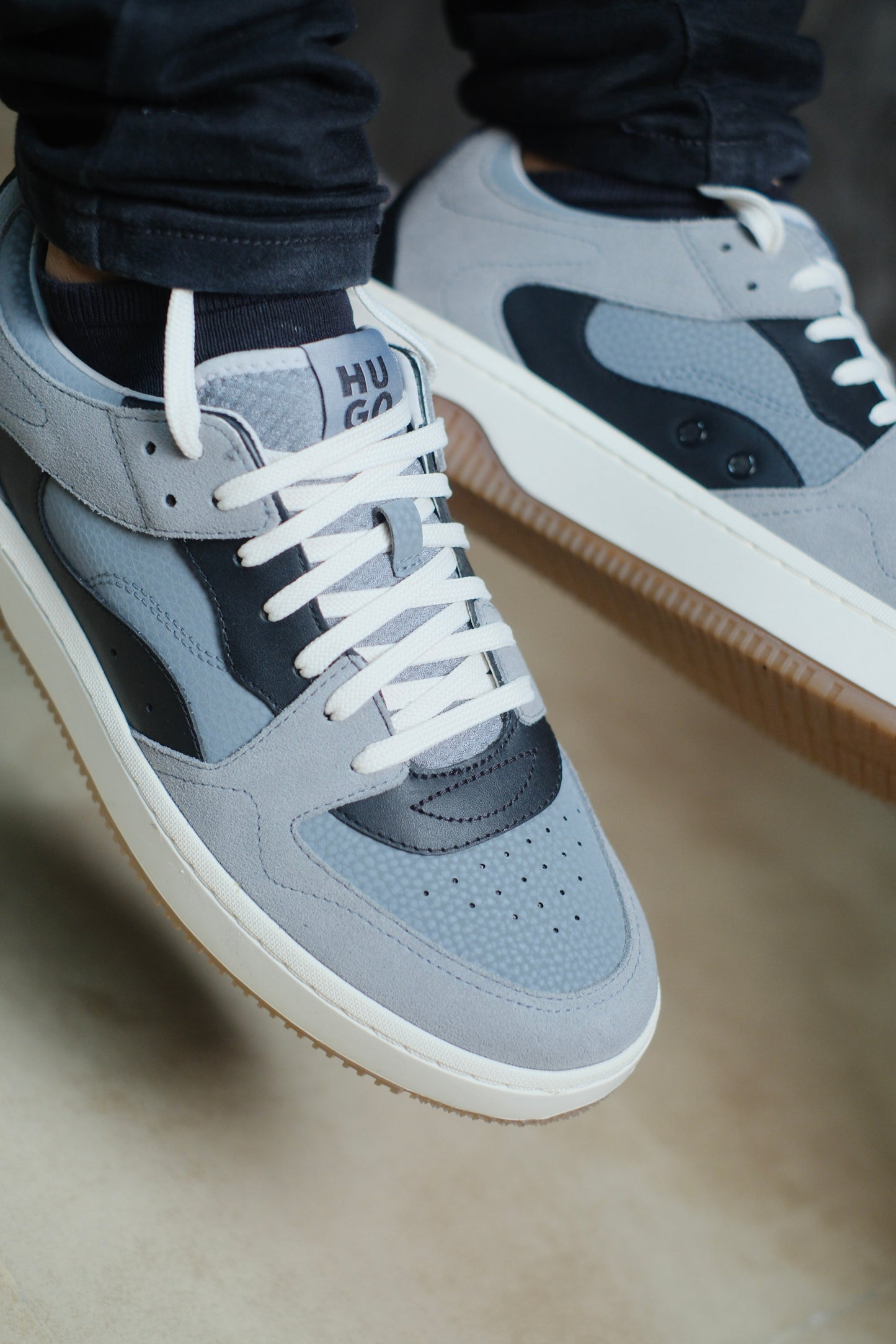 Tenis HUG gris con negro