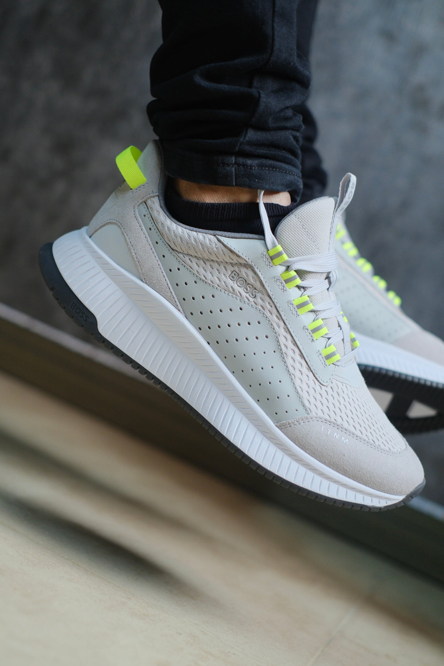 Tenis HUG Gris Detalles verde