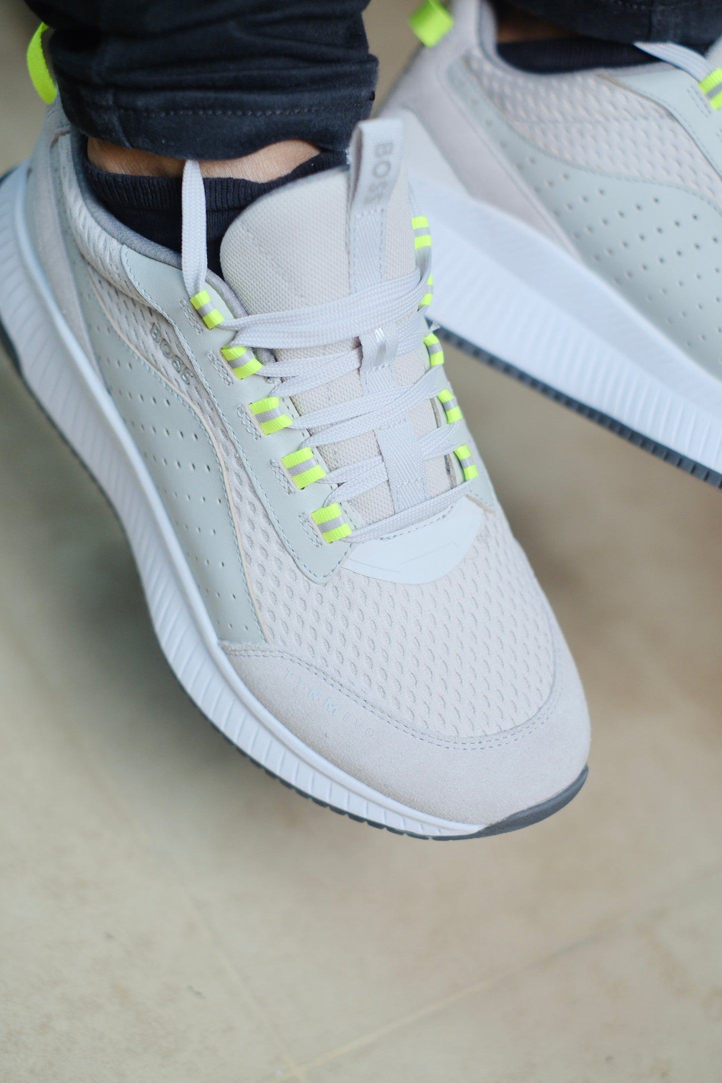 Tenis HUG Gris Detalles verde
