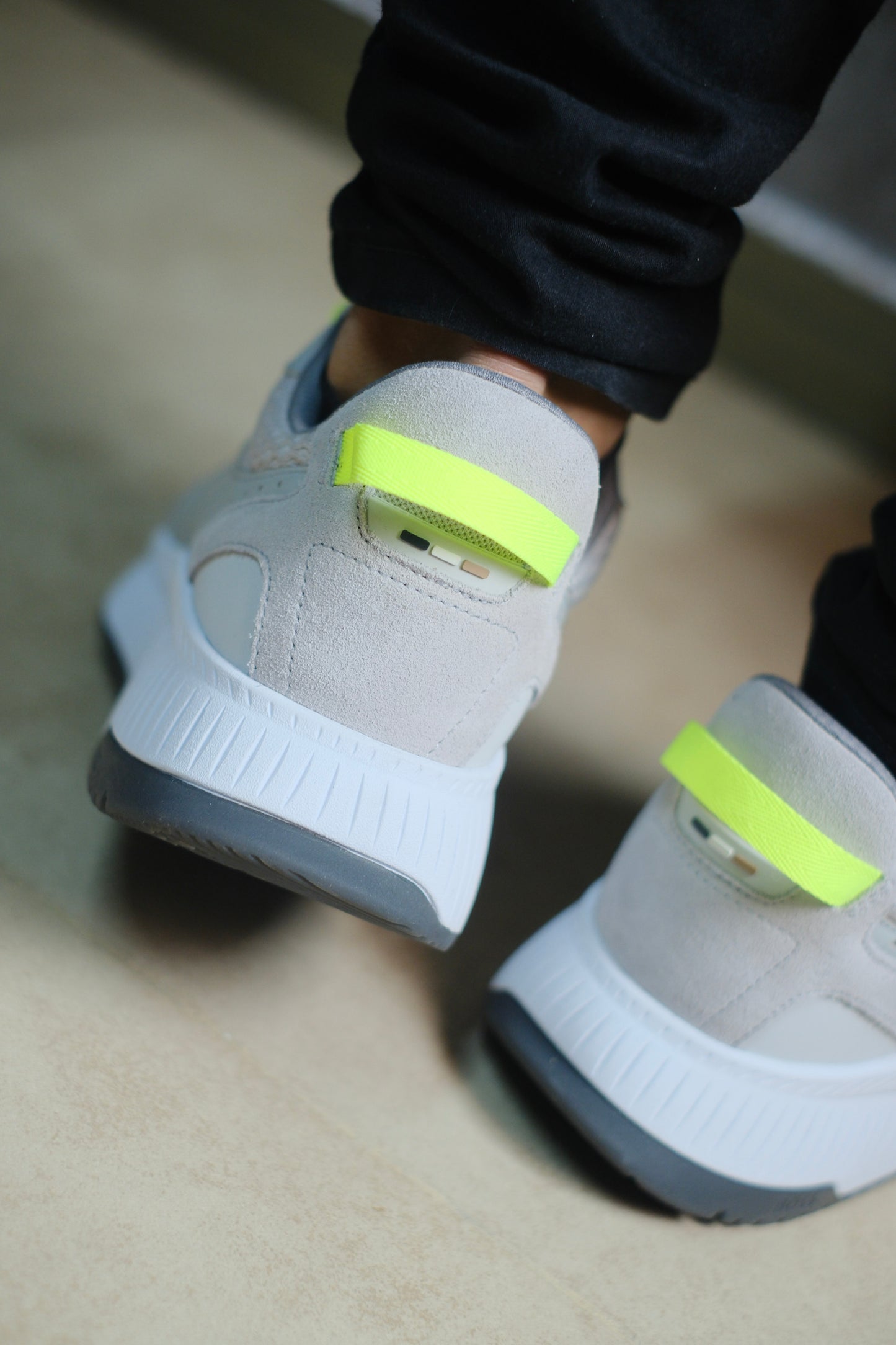 Tenis HUG Gris Detalles verde