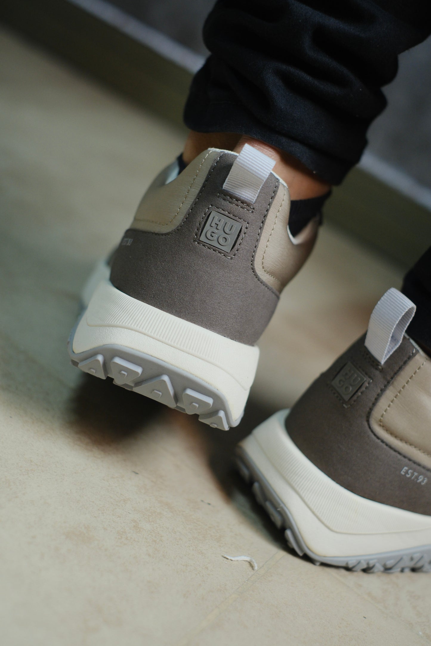 Tenis HUG Beige