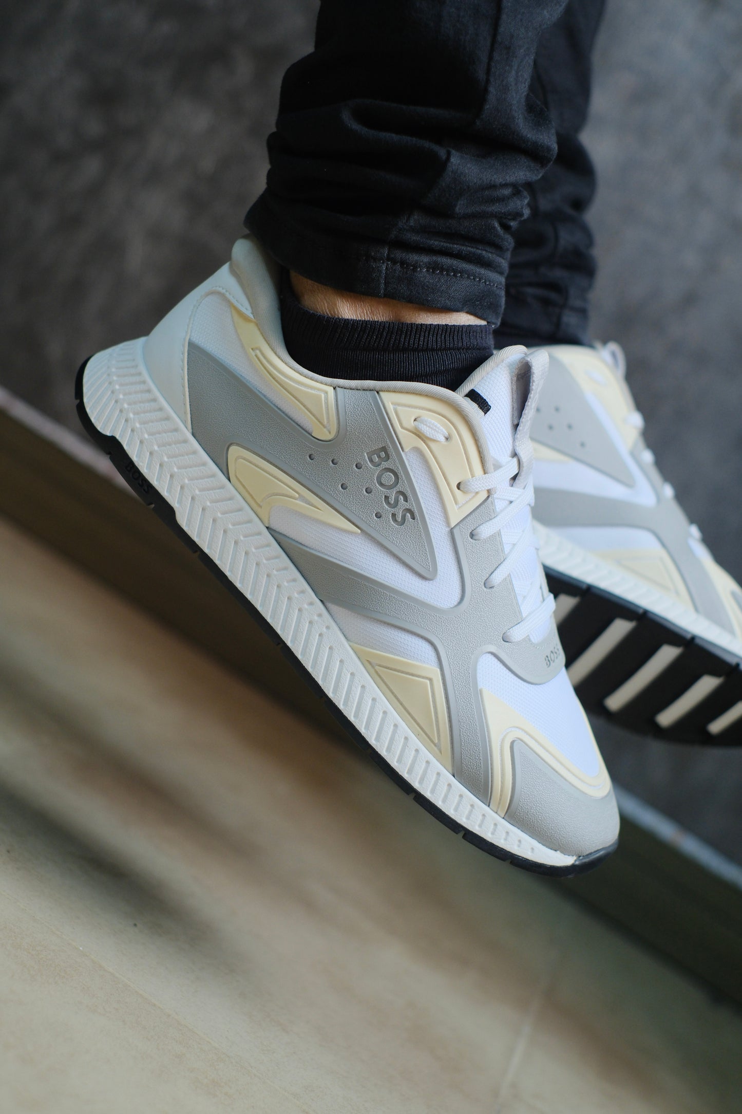 Tenis HUG blancos con gris