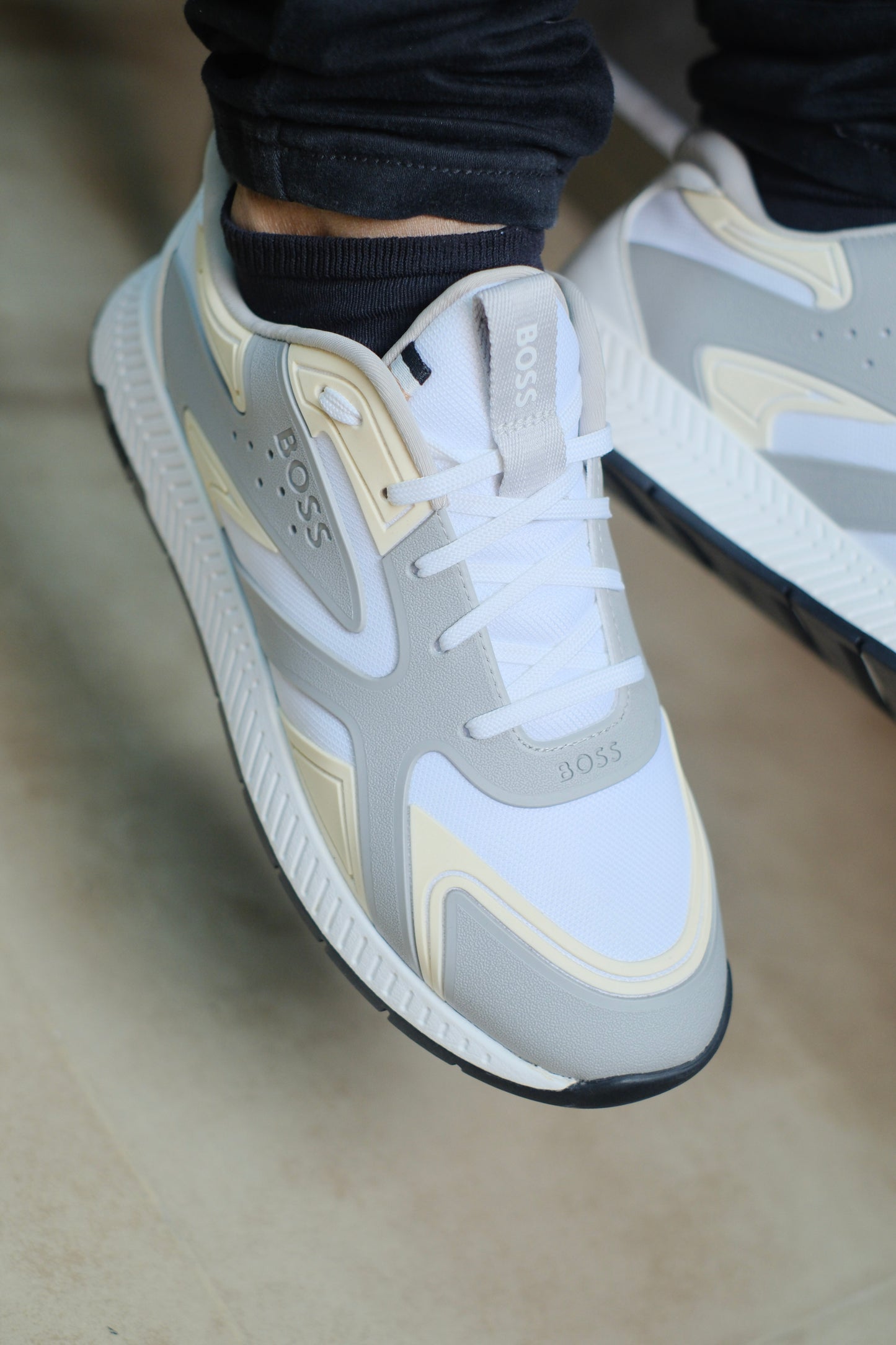 Tenis HUG blancos con gris