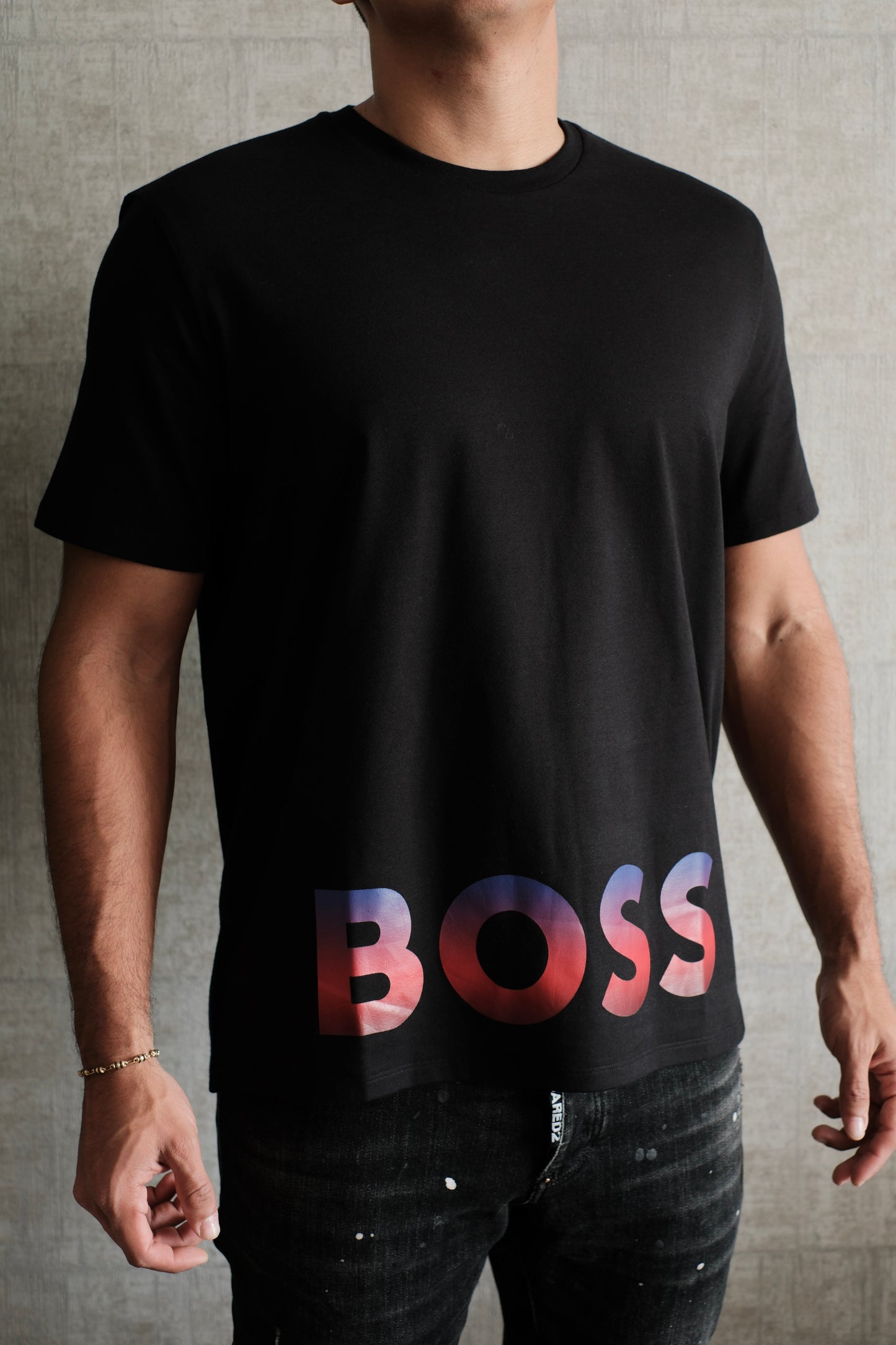 Camiseta HUG Negra Logo Azul y Rojo