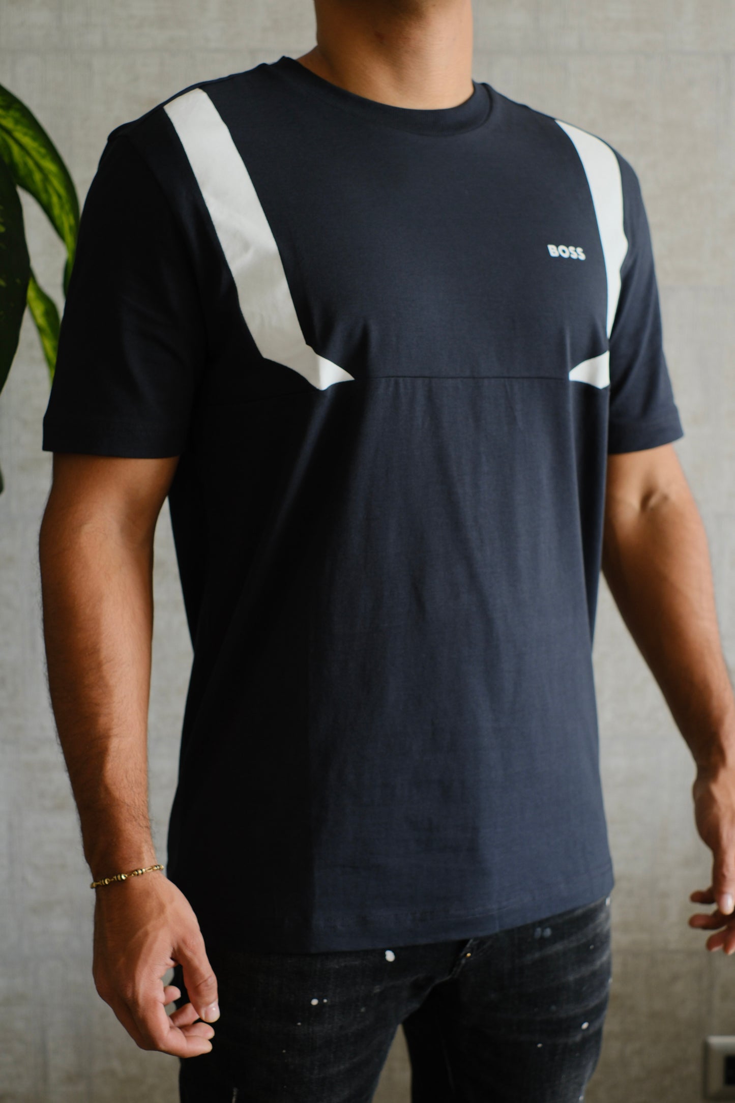 Camiseta HUG Azul Oscuro Lineas Blancas