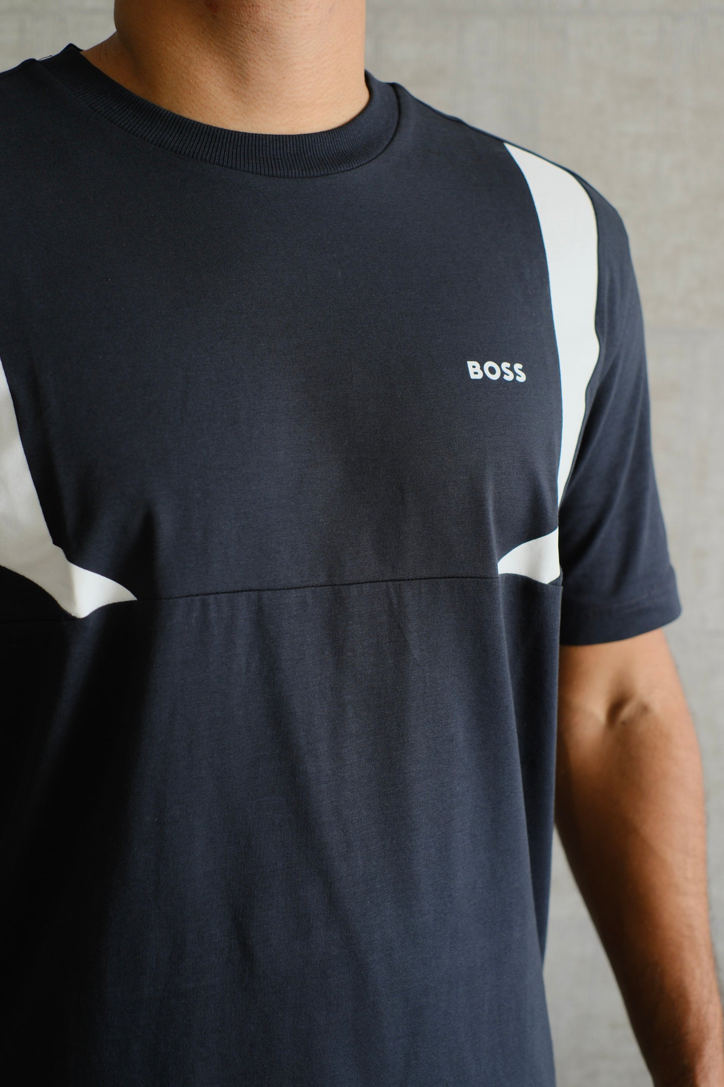 Camiseta HUG Azul Oscuro Lineas Blancas