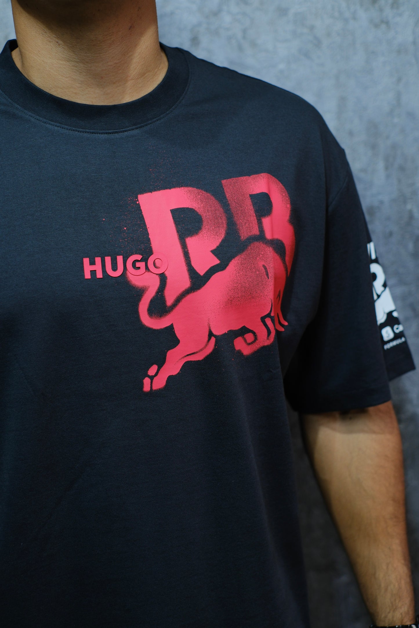 Camiseta HUG RB negra con rojo