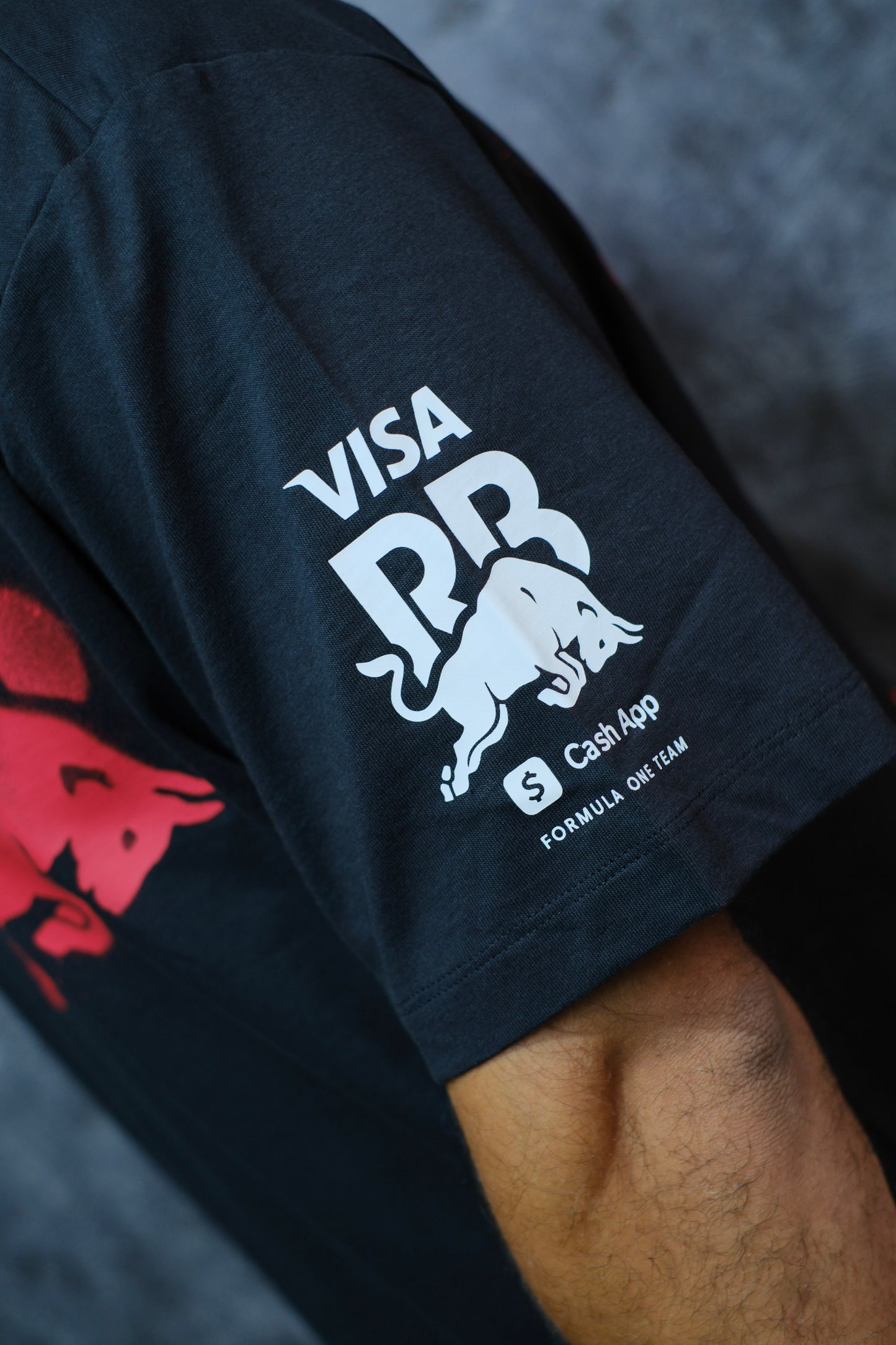 Camiseta HUG RB negra con rojo