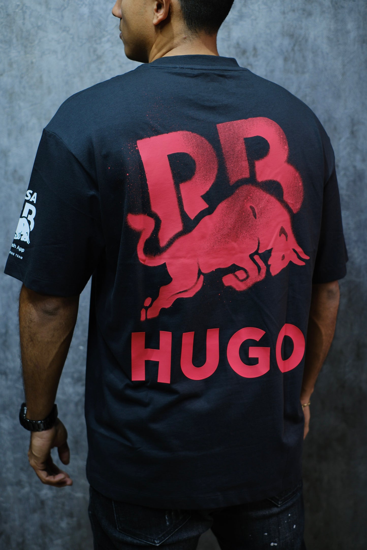 Camiseta HUG RB negra con rojo